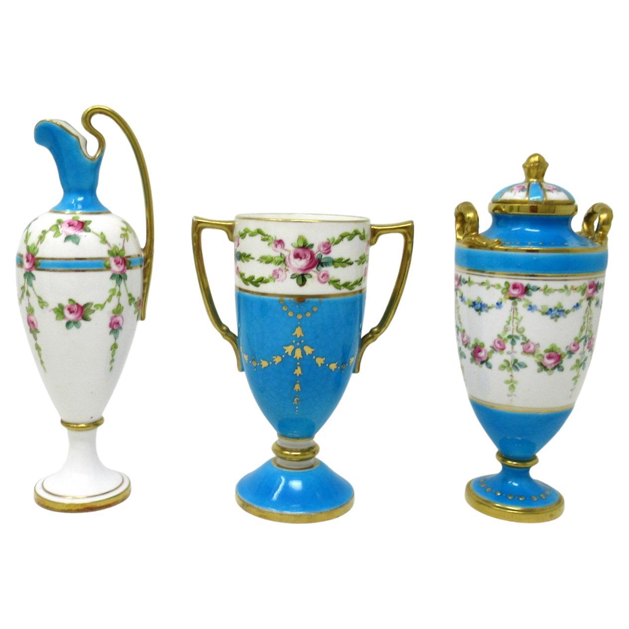 Ancien vase urne à aiguière en porcelaine de Minton Staffordshire, centre de table roses et turquoise en vente