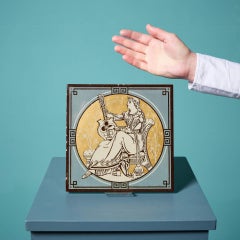 Piastrella antica di John Minton raffigurante "Figure classiche" di John Moyr Smith