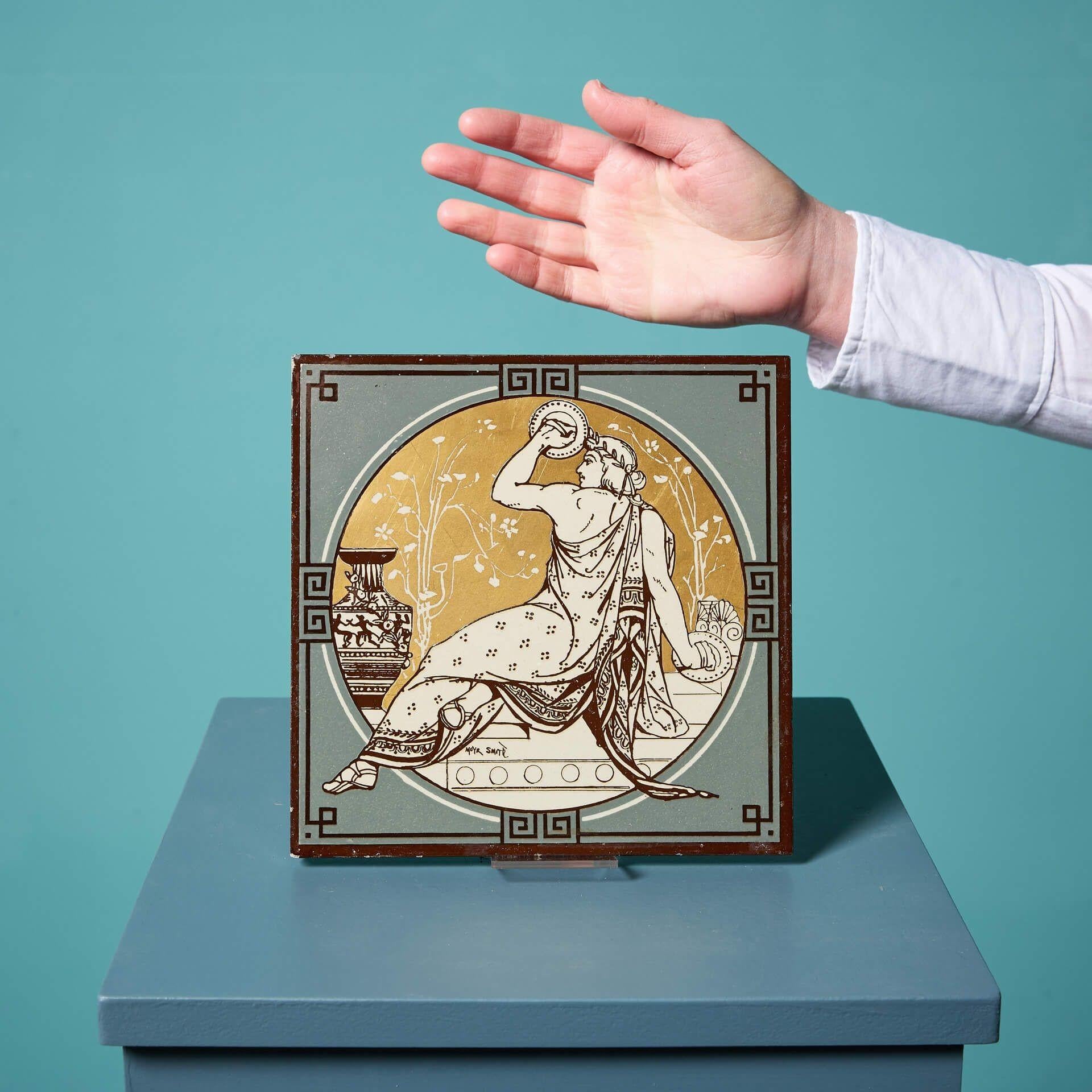 Un ancien carreau de Minton de la fin du XIXe siècle de la série 'Figures classiques avec instruments de musique' par l'artiste John Moyr Smith.

Ce carreau de 8 pouces représente un homme en noble costume romain jouant d'une paire de symboles,