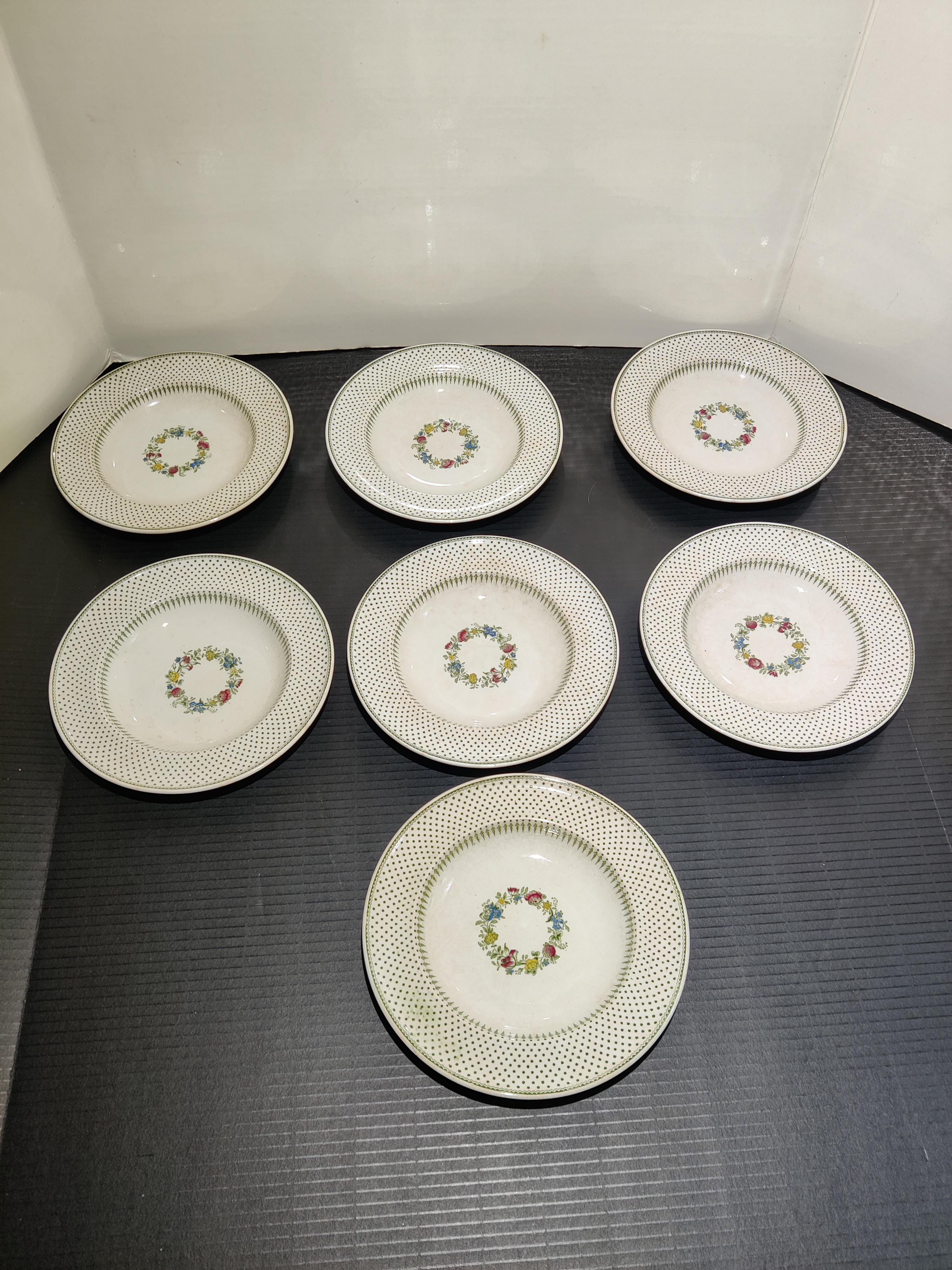 Antique Minton and Boyle Spot and Wreath Cereal/Soup Bowls
Tous marqués sur le fond, le timbre imprimé Spot & Wreath.
Chaque bol présente des craquelures à l'avant et à l'arrière, compatibles avec l'âge.  Voir les photos. 
Il n'y a pas d'éclats ni