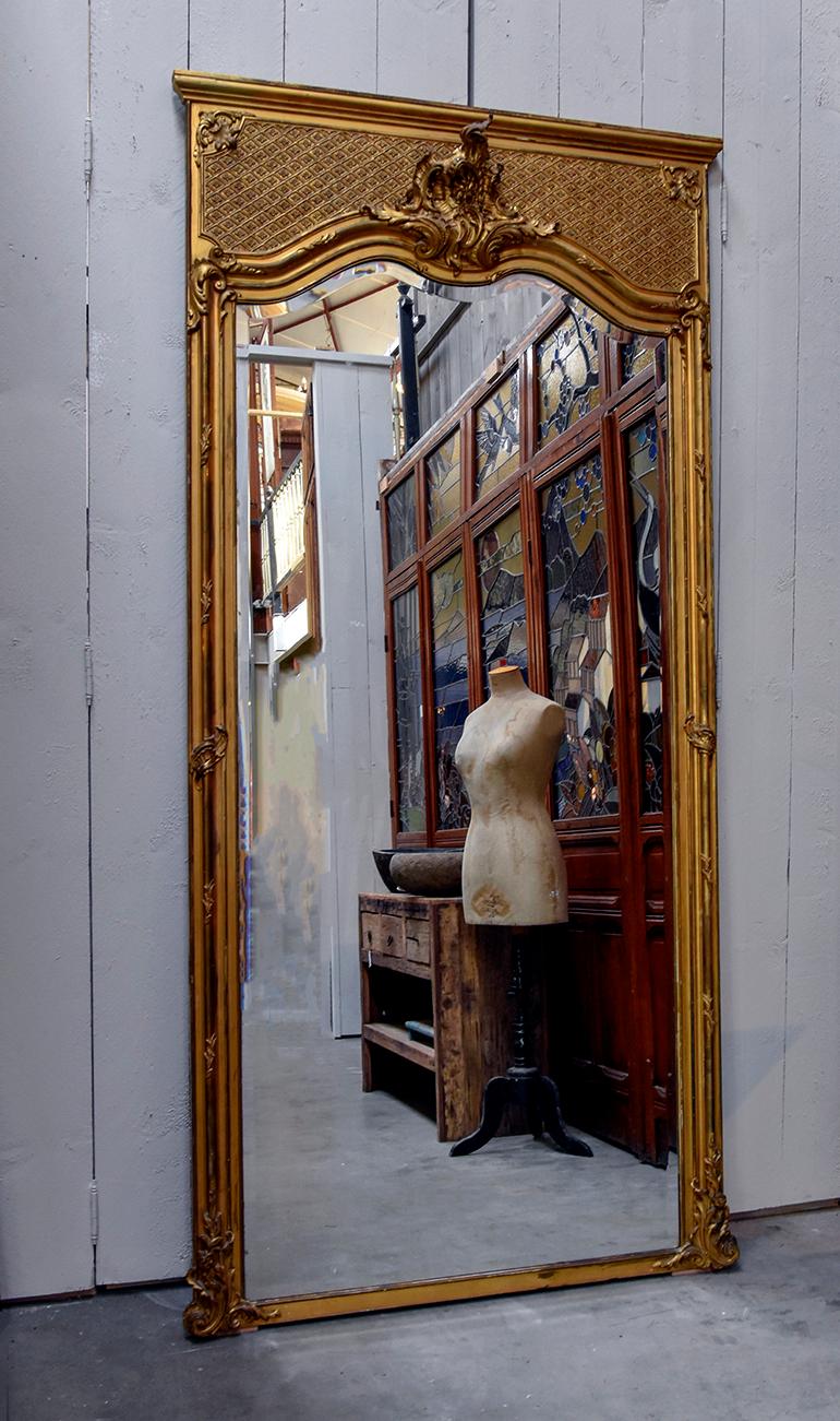 Beautiful antique mirror from the 19th century
From France with faceted glass.