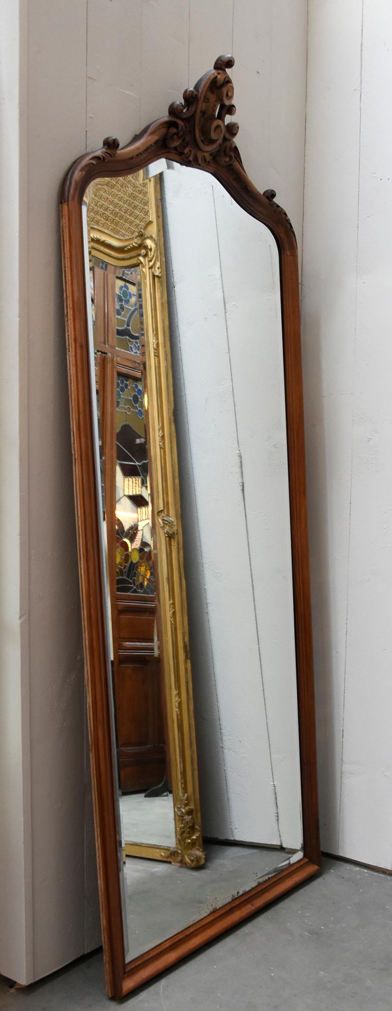 Beautiful antique mirror from the 19th century
From France with faceted glass.
With a wooden frame.