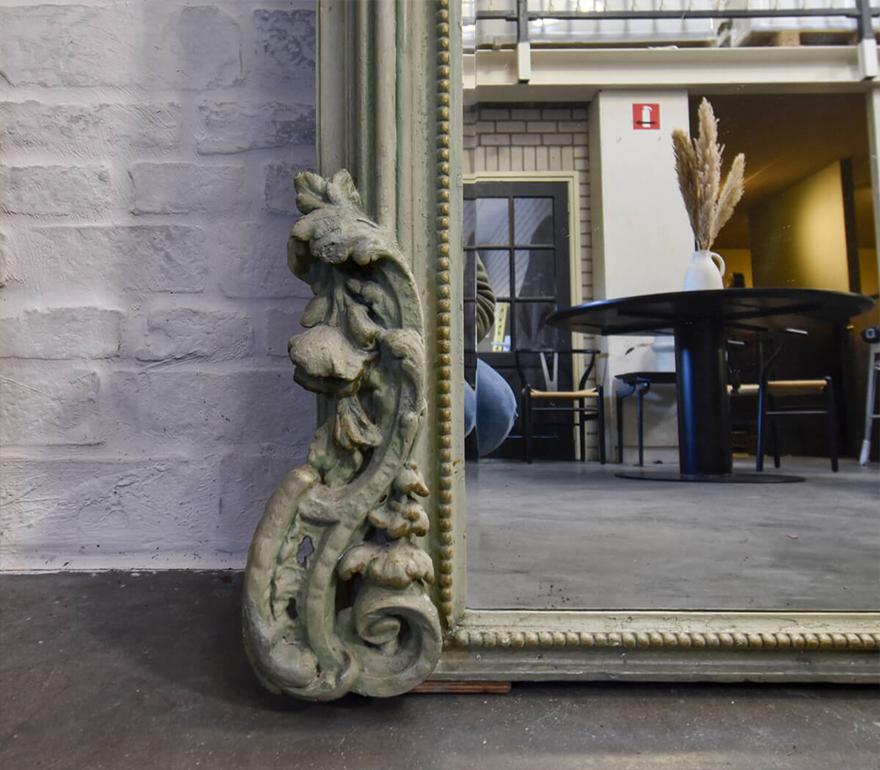 Magnifique miroir ancien du 19ème siècle.
Récupéré dans un hôtel particulier près de Paris, en France.