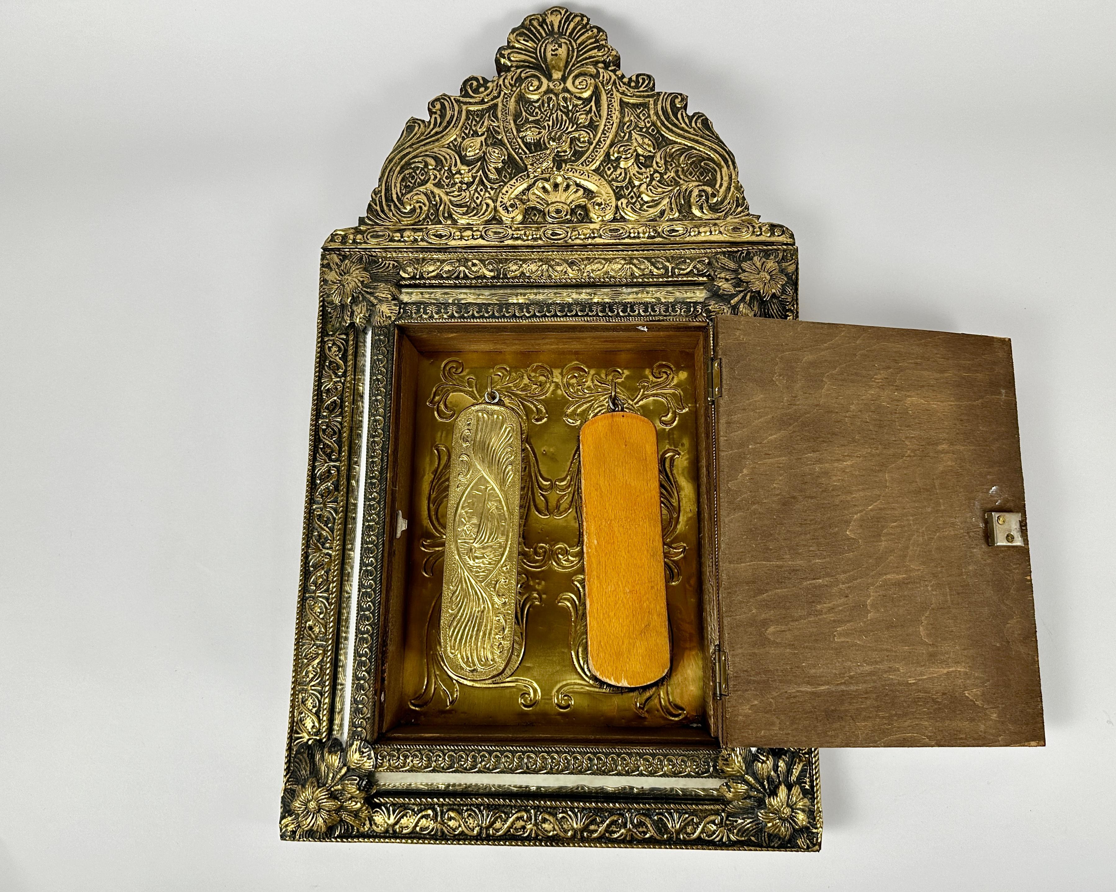 Porte-brosses/clés ancien avec miroir de style Renaissance, France, années 1930.

Le miroir n'est pas seulement un bel objet décoratif, il est aussi fonctionnel : il comporte un tiroir pour ranger les petits objets et des crochets pour suspendre
