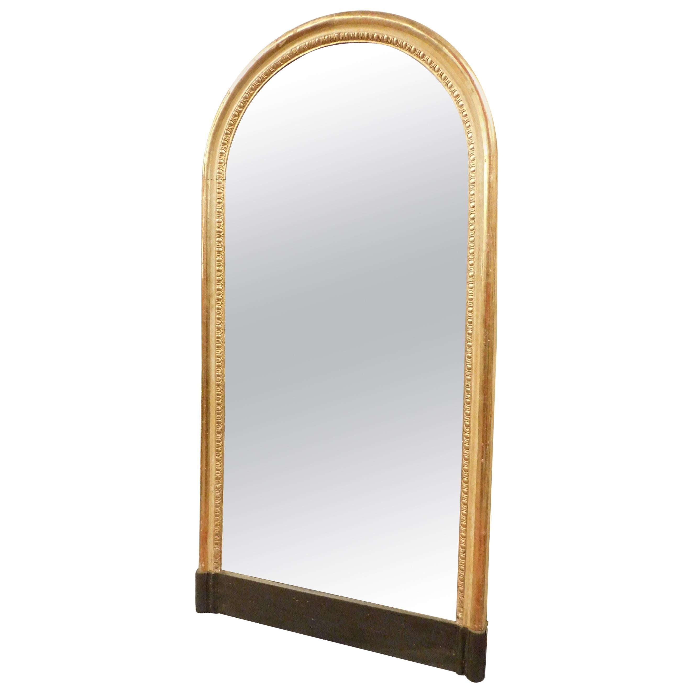 Antique mirror early 1800, gold leaf, with arch shape, new mirror changed, already restored with black border underneath, very high from the floor or entrance, or for those with very high ceilings.
Perfect condition and restored, elegant and