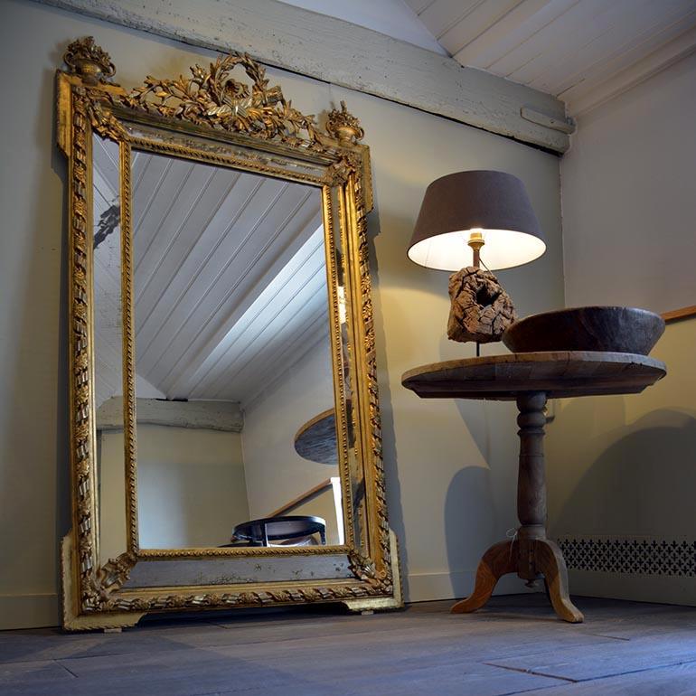 Beautiful antique mirror from the 19th century.
Original from France.
