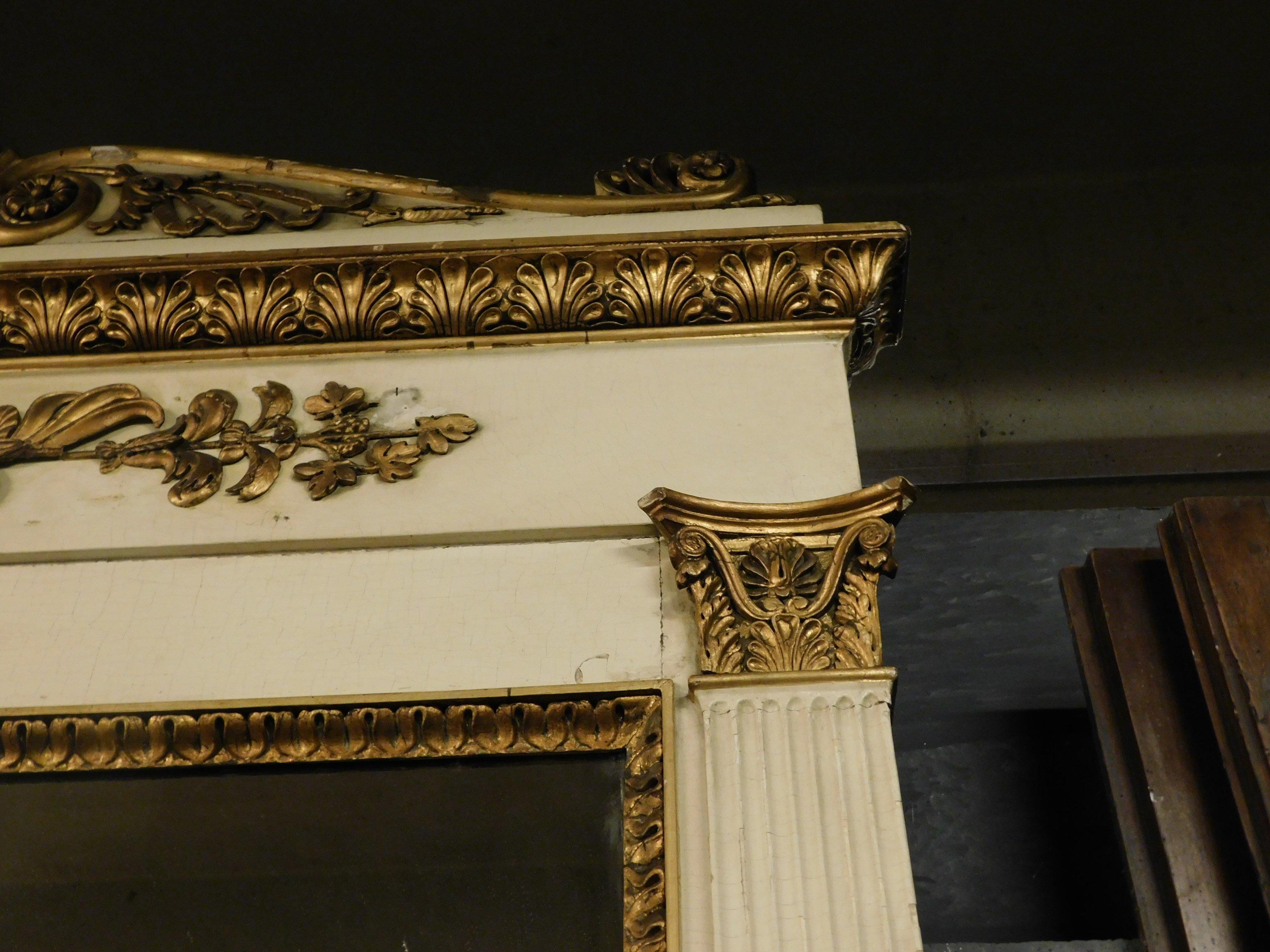 Antique Mirror in Carved Wood, Lacquered and Gilded, 19th Century, Italy In Good Condition For Sale In Cuneo, Italy (CN)