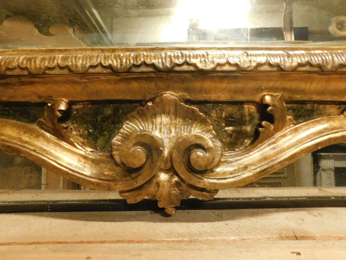 Antiker Spiegel aus vergoldetem und lackiertem Holz, Italien, 19. Jahrhundert (Handgeschnitzt) im Angebot