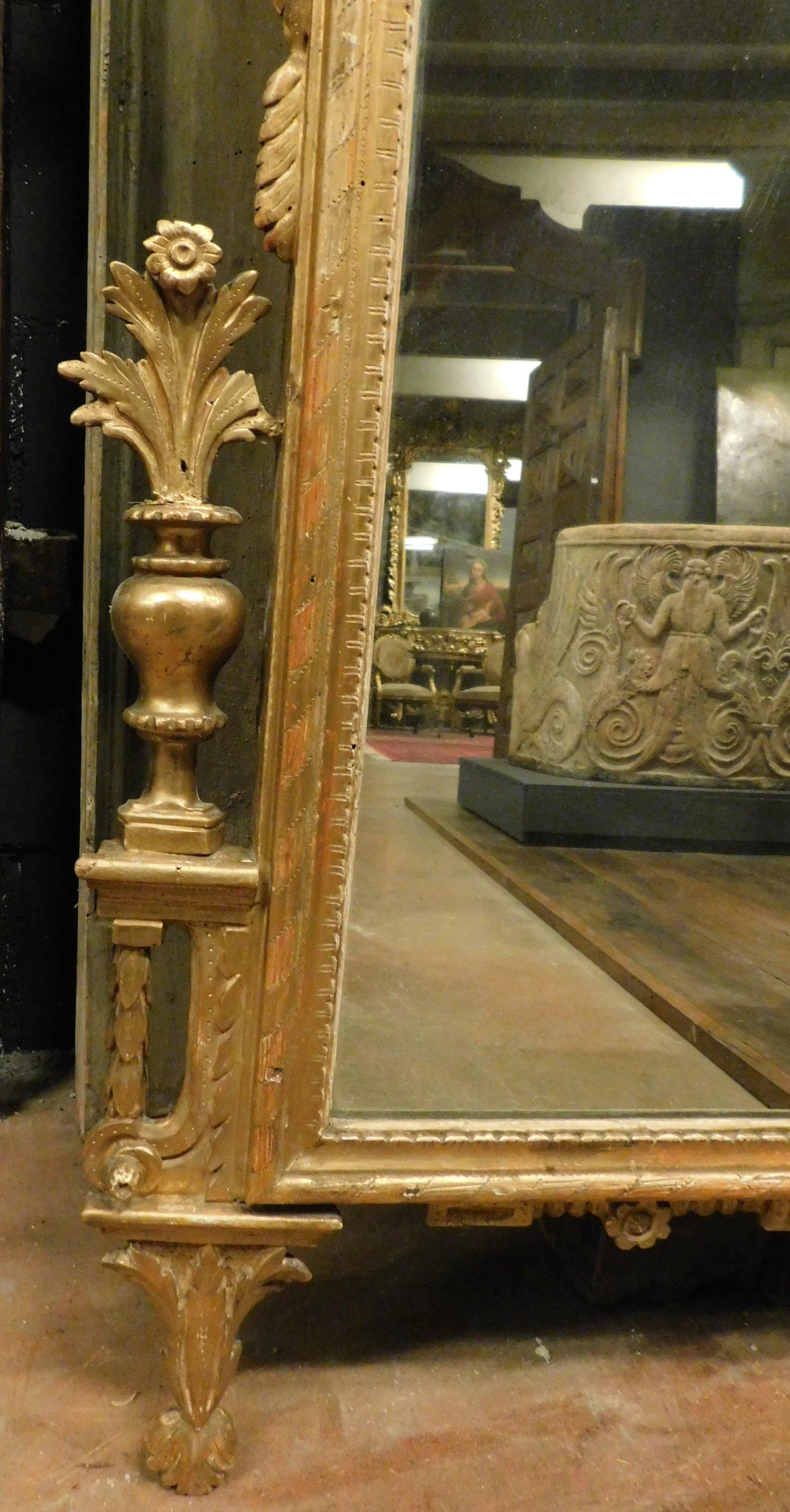 Antique Mirror in Gilded and Richly Carved Wood, 18th Century Florence 'Italy' For Sale 2