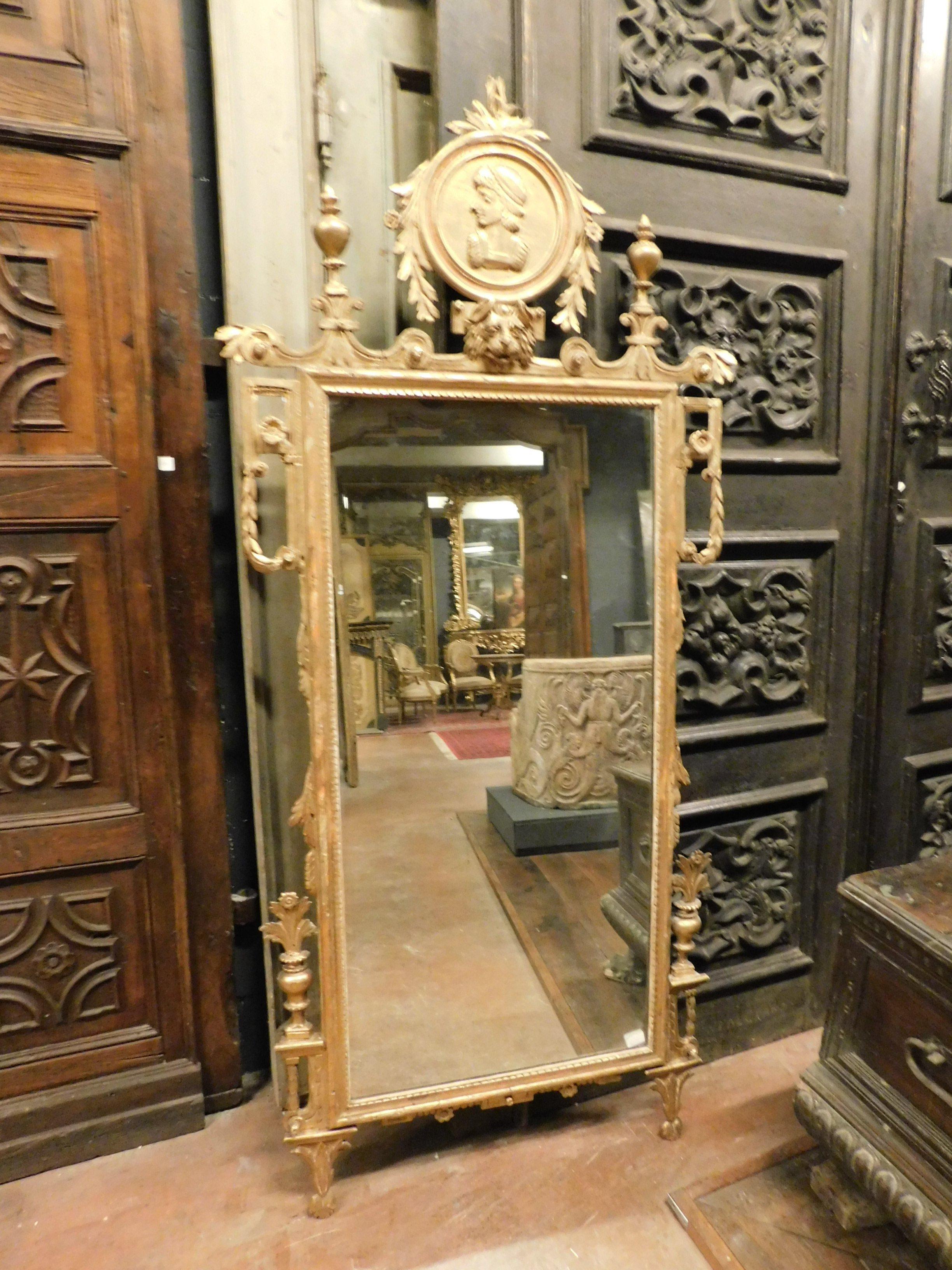 Antique mirror in gilded wood and richly carved by hand, beautiful leaf gilding, sculptures with the face of an Italian nobleman and lion, symbol of power, rich festoons and decorations, built entirely by hand in the mid-18th century for a noble
