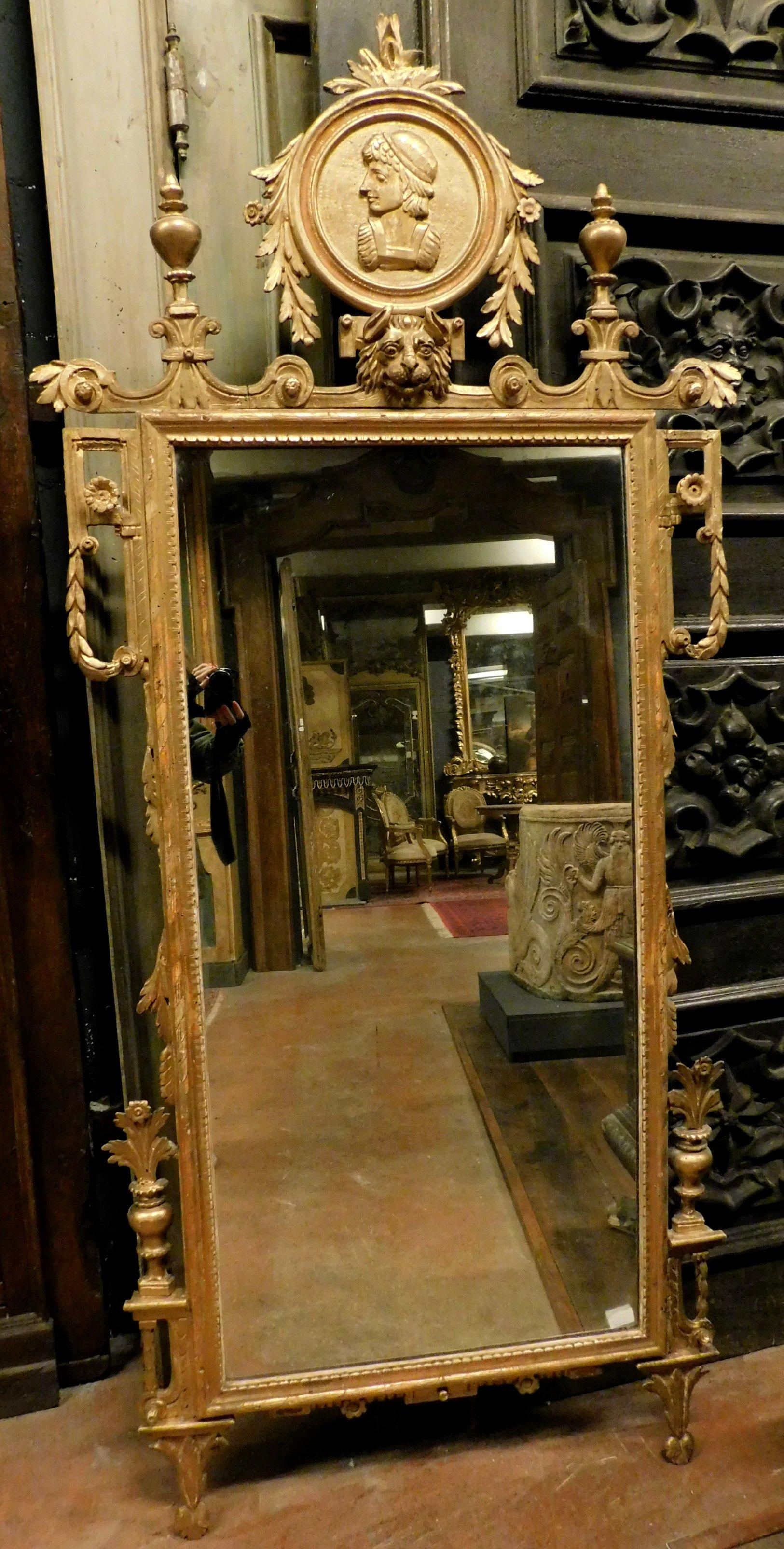 Doré Antique Mirror en bois doré et richement sculpté, 18ème siècle Florence 'Italie' en vente