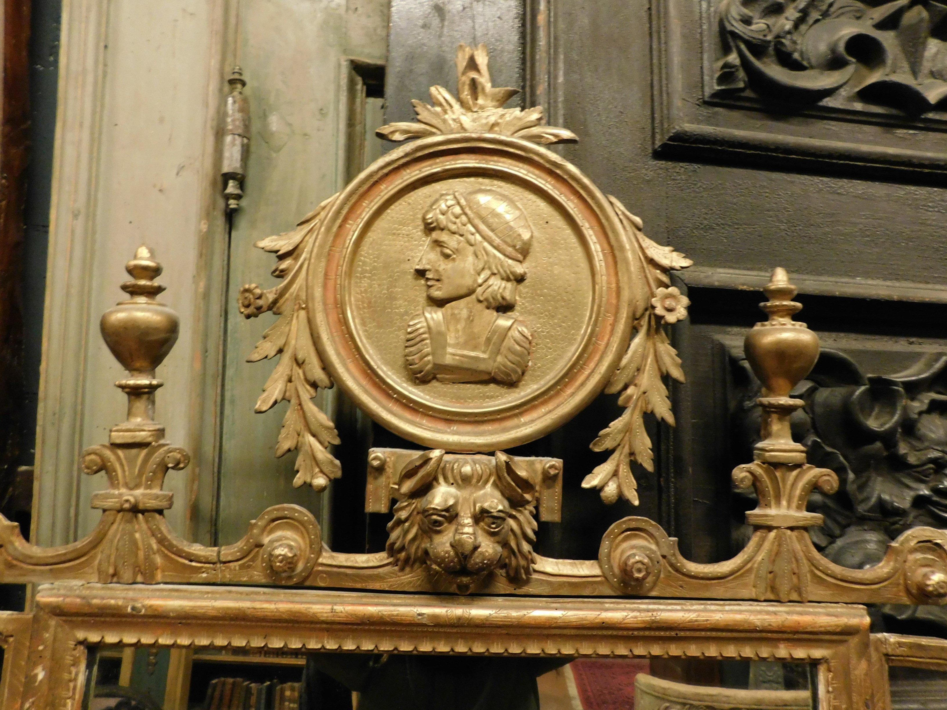 Antique Mirror in vergoldetem und reich geschnitztem Holz, 18. Jahrhundert Florenz 'Italien' im Zustand „Gut“ im Angebot in Cuneo, Italy (CN)