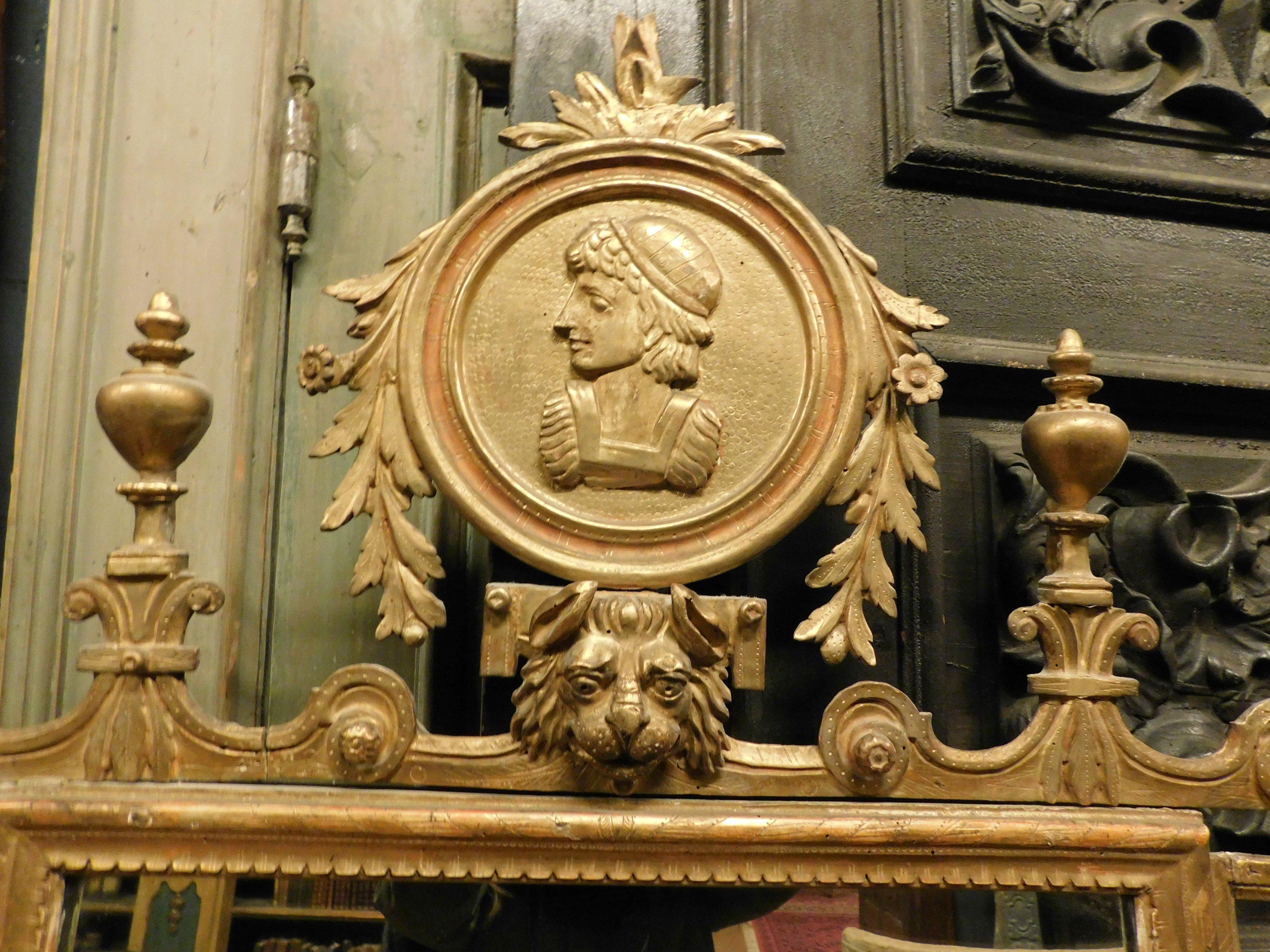 Antique Mirror in vergoldetem und reich geschnitztem Holz, 18. Jahrhundert Florenz 'Italien' im Angebot 1