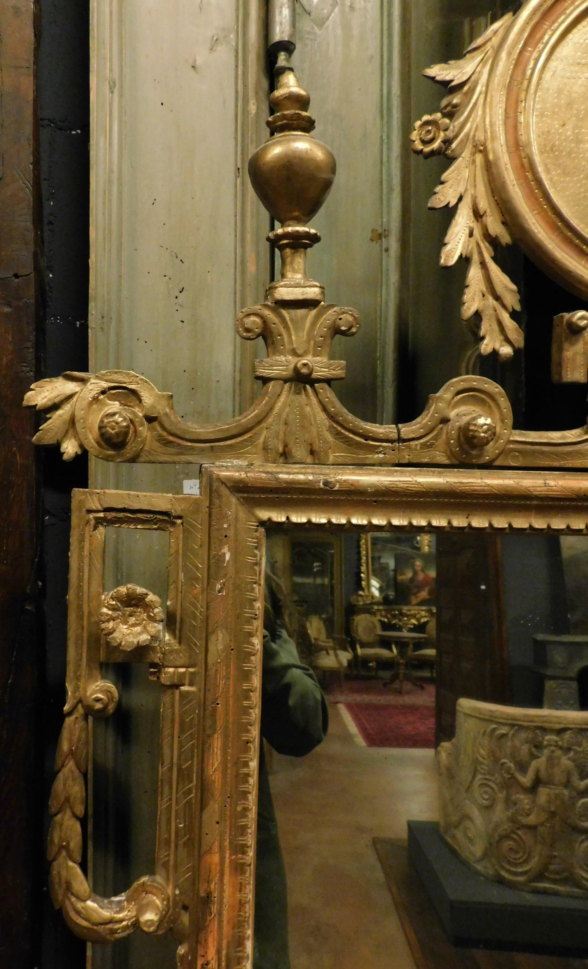 Antique Mirror in Gilded and Richly Carved Wood, 18th Century Florence 'Italy' In Good Condition For Sale In Cuneo, Italy (CN)