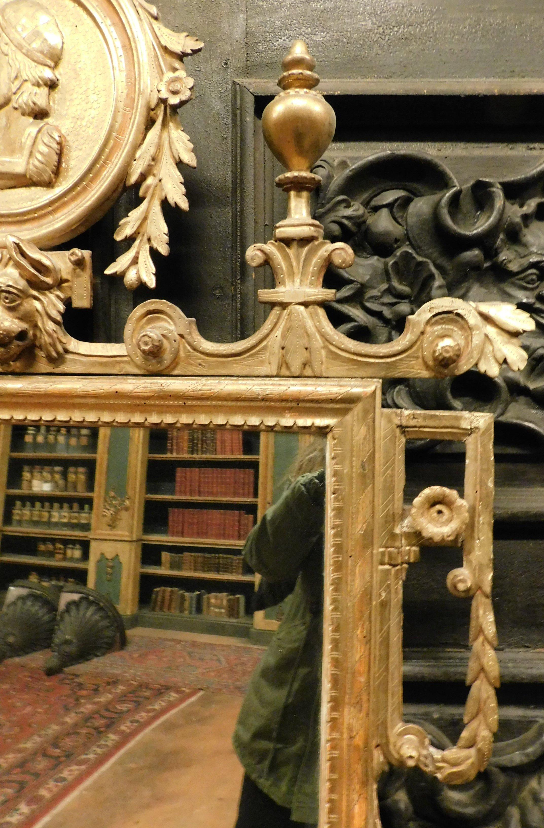 Antique Mirror en bois doré et richement sculpté, 18ème siècle Florence 'Italie' en vente 2
