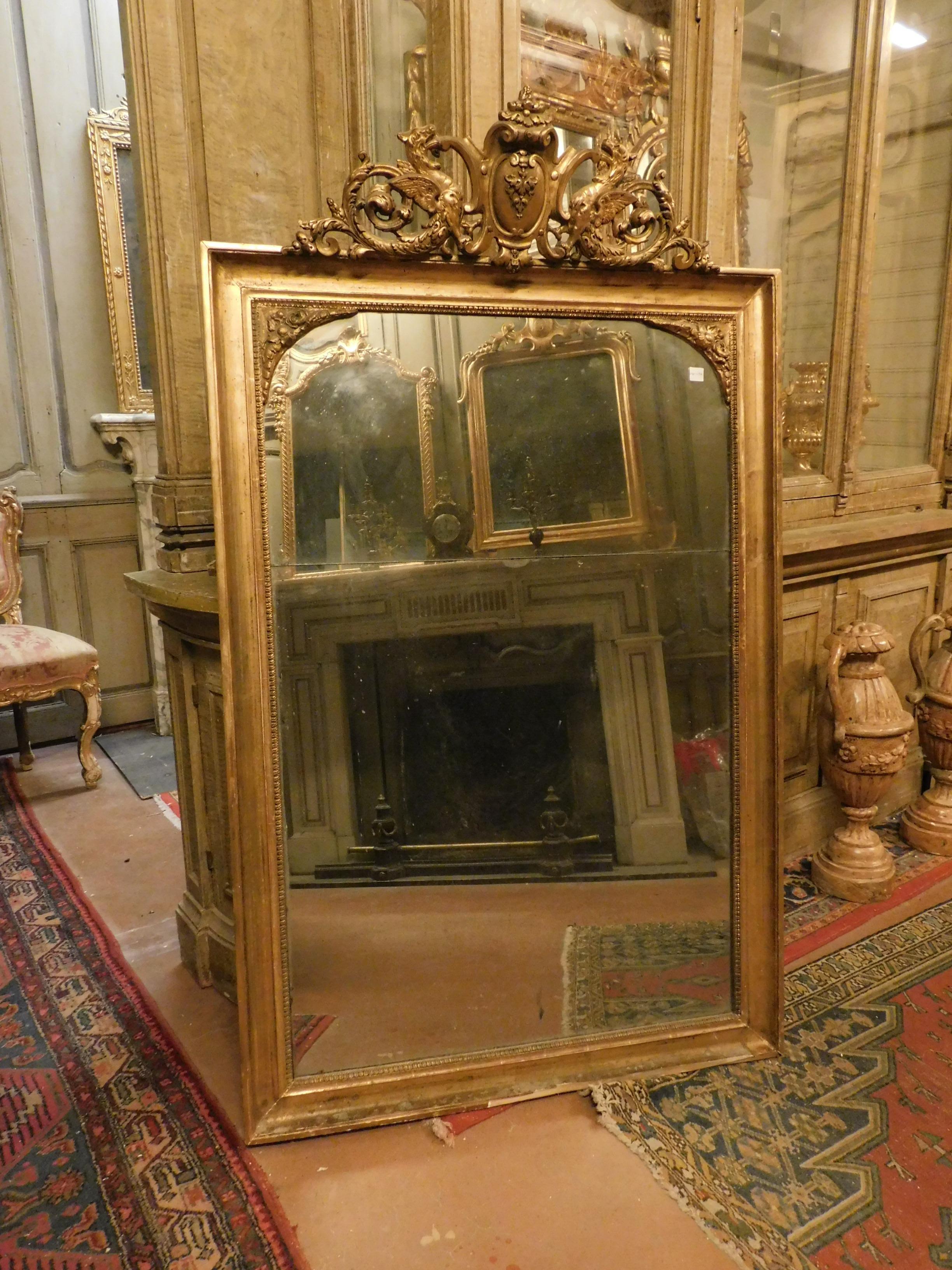 Antique mirror in gilded wood, carved frame with rich coping, original intact mirror, hand-built in the late 1700s, from Nice (France), to be restored, it has only the rod on the bottom (see photo), mirror suitable for multiple locations, both on