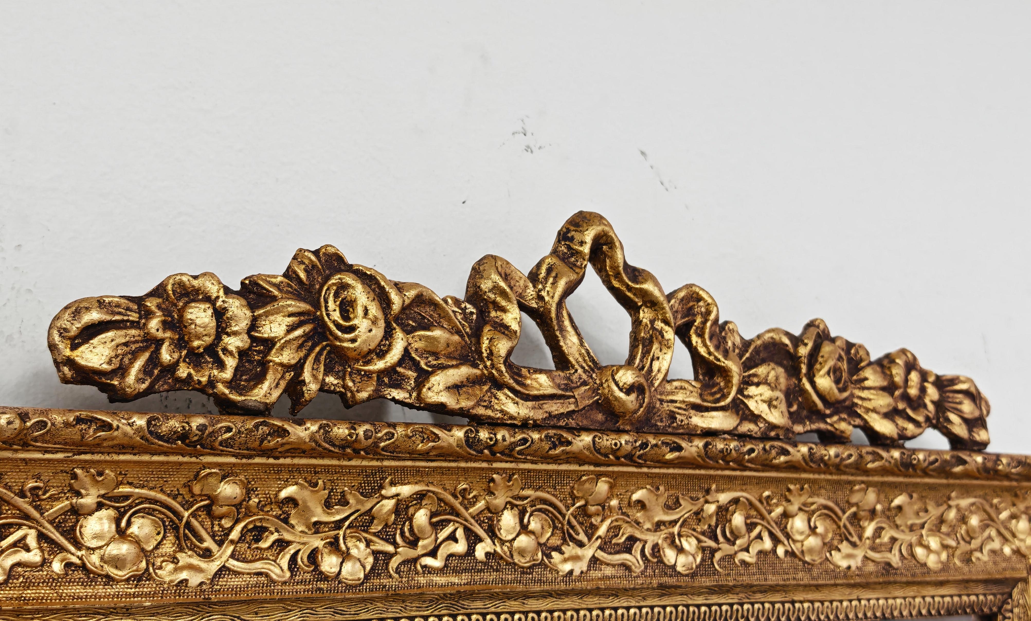 Dans cette annonce vous trouverez un Miroir ancien orné de style néoclassique ou Louis XVI en bois doré. Ce style s'inscrit dans un renouveau des designs classiques qui étaient populaires au XVIIIe siècle, mettant l'accent sur la symétrie et les