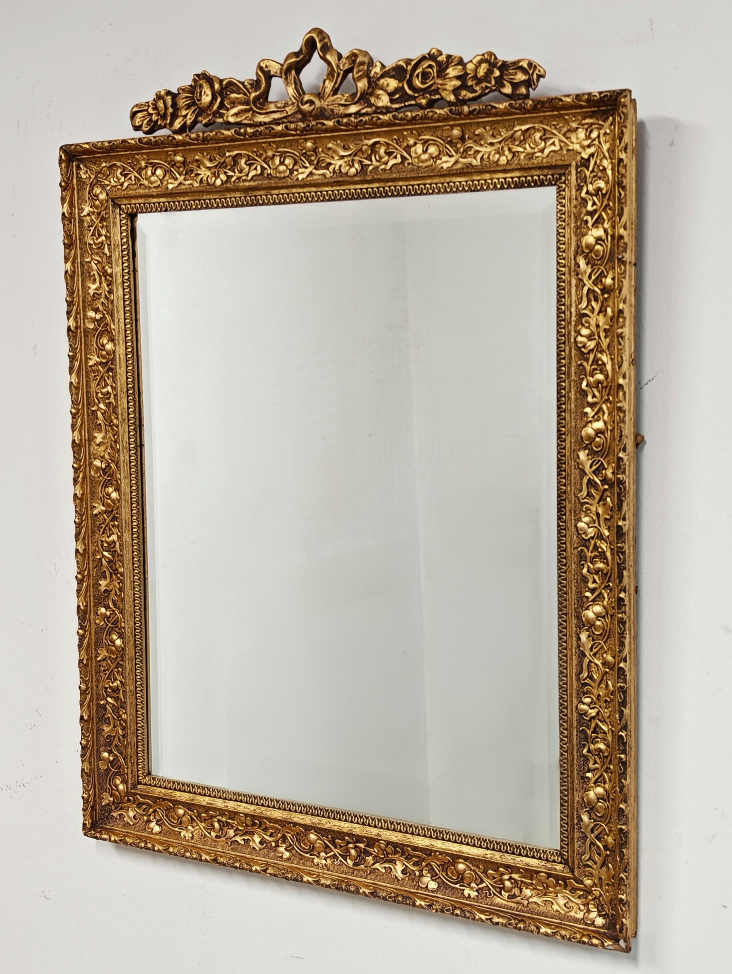 Néoclassique Antique Mirror dans un cadre en Wood doré avec des ornements floraux, France 19ème siècle en vente