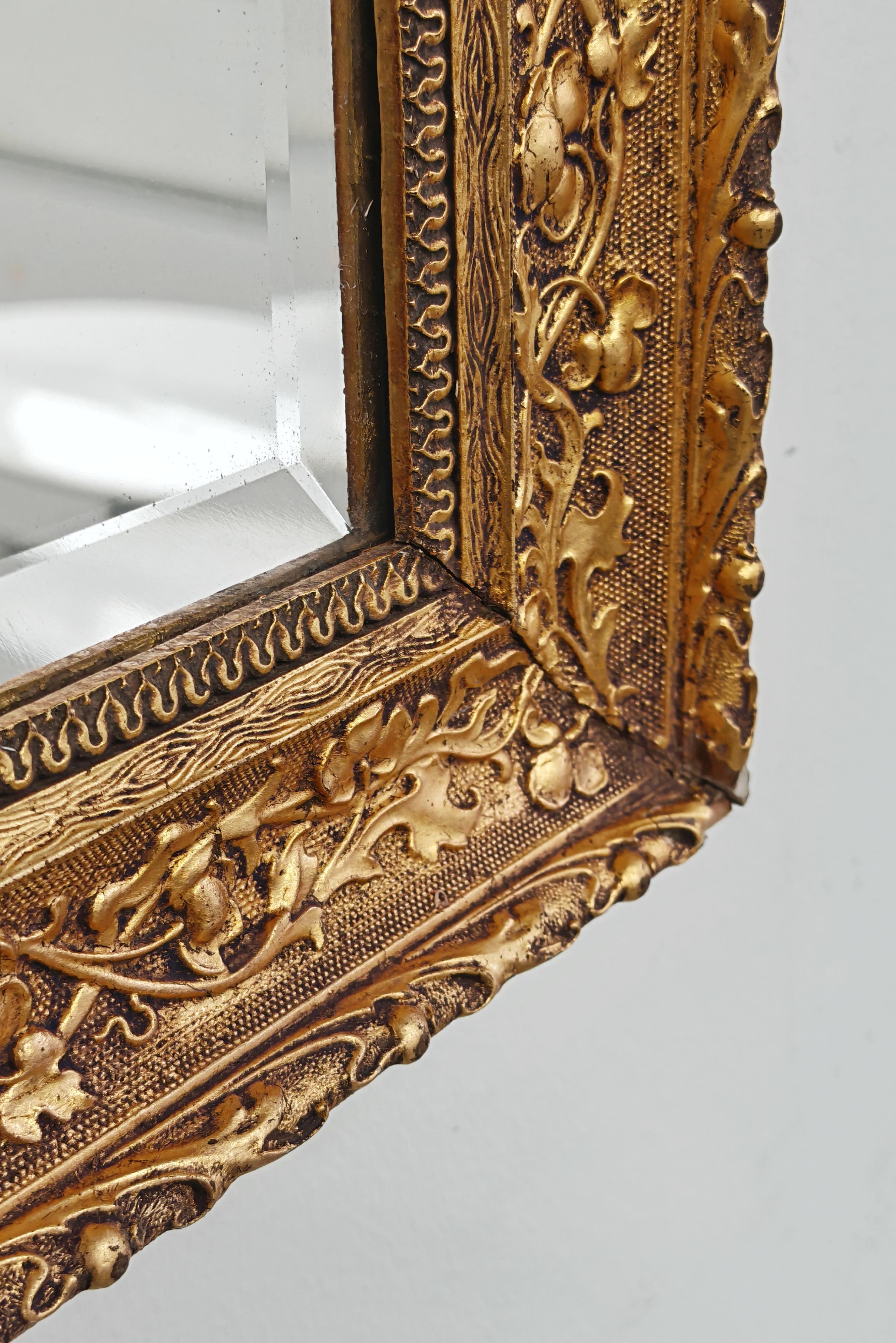 Français Antique Mirror dans un cadre en Wood doré avec des ornements floraux, France 19ème siècle en vente