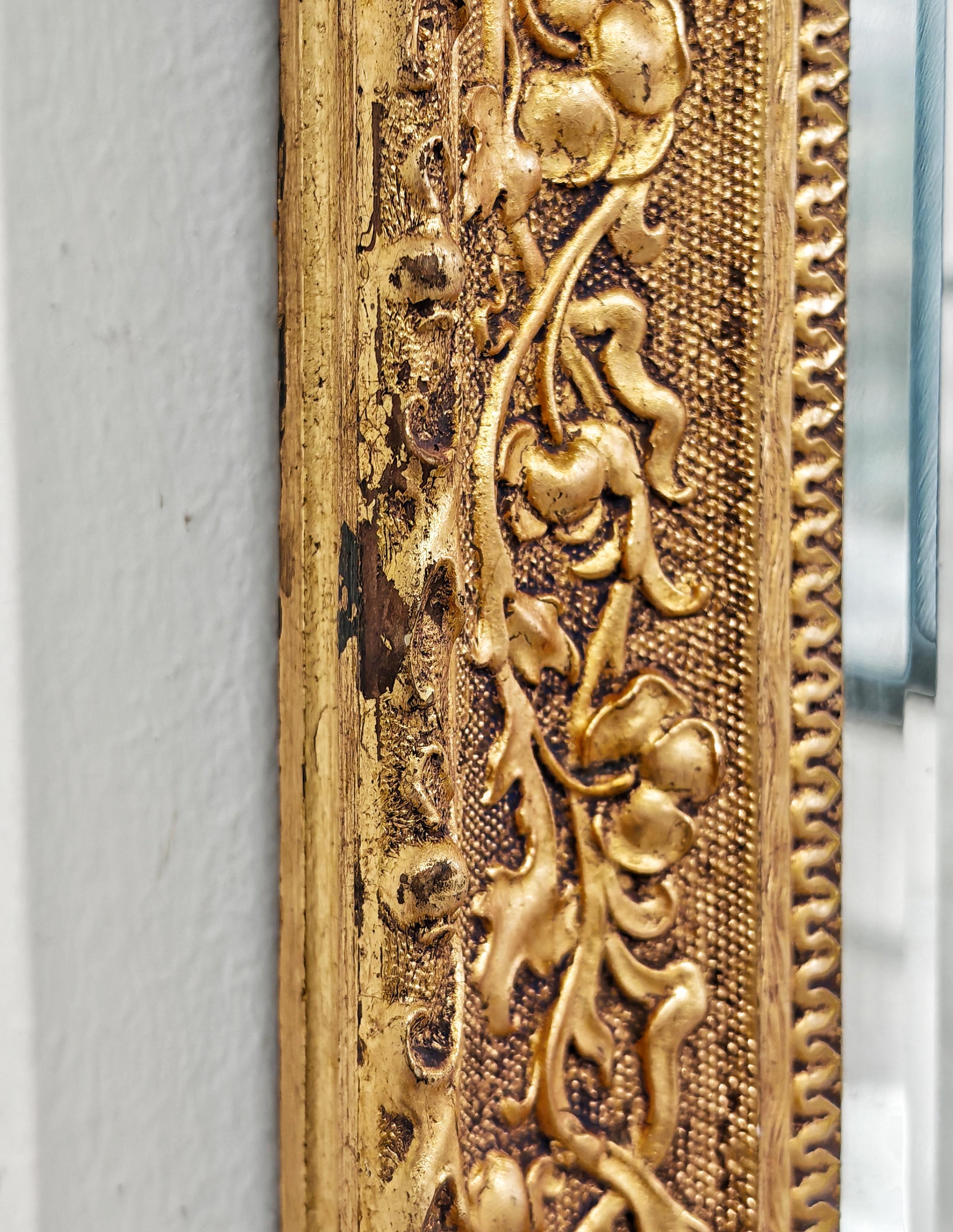 Doré Antique Mirror dans un cadre en Wood doré avec des ornements floraux, France 19ème siècle en vente