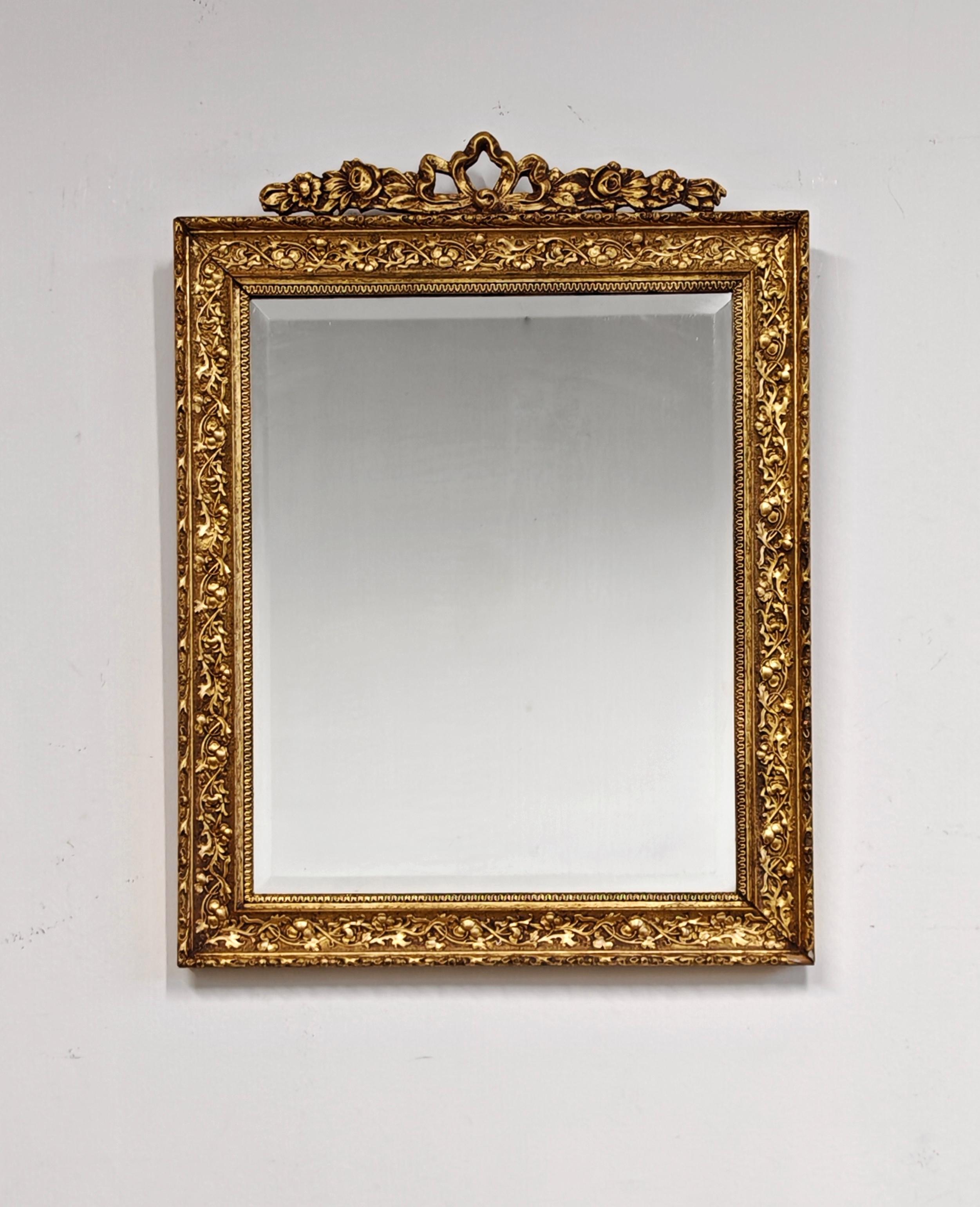 XIXe siècle Antique Mirror dans un cadre en Wood doré avec des ornements floraux, France 19ème siècle en vente