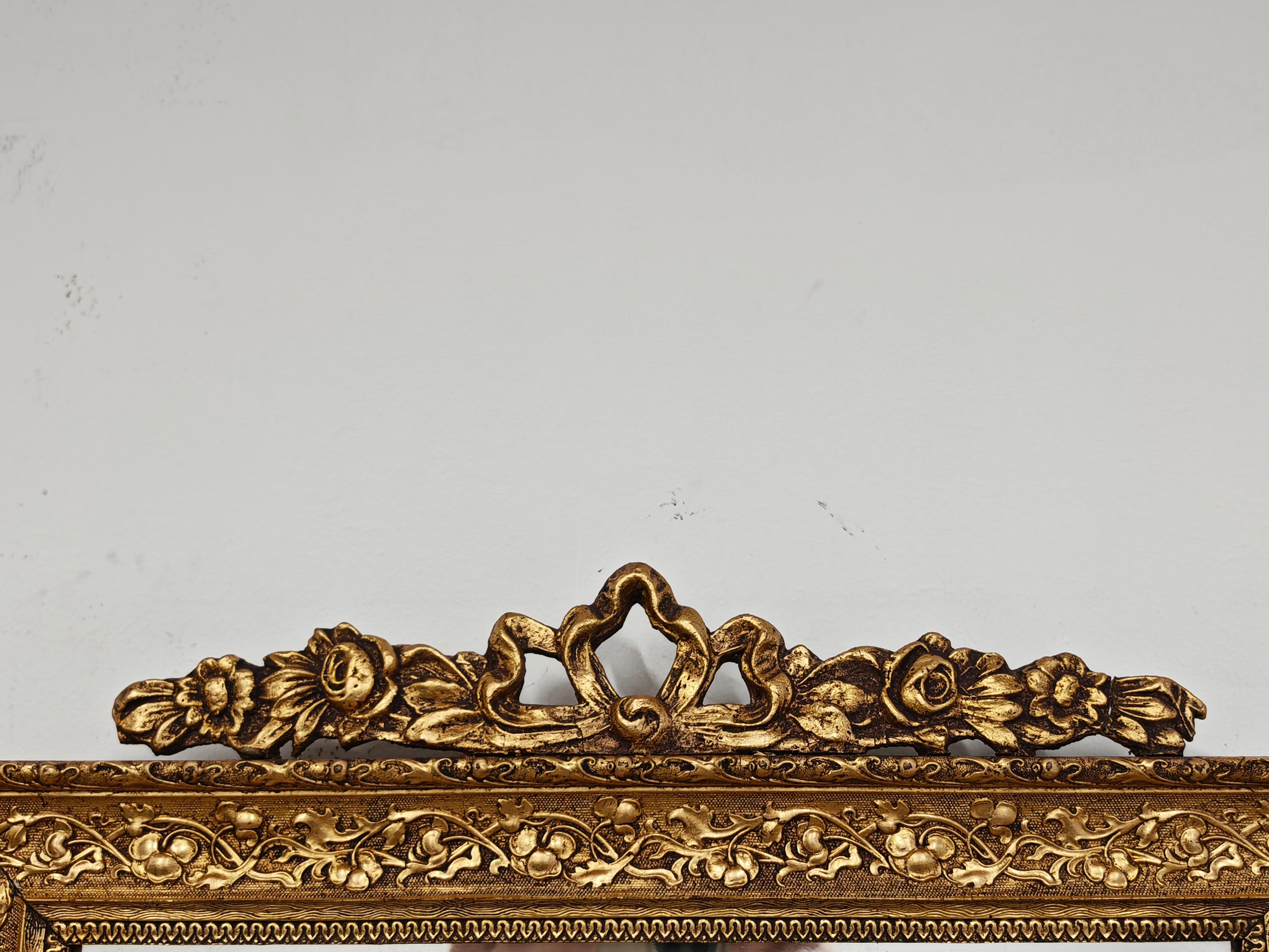 Miroir Antique Mirror dans un cadre en Wood doré avec des ornements floraux, France 19ème siècle en vente