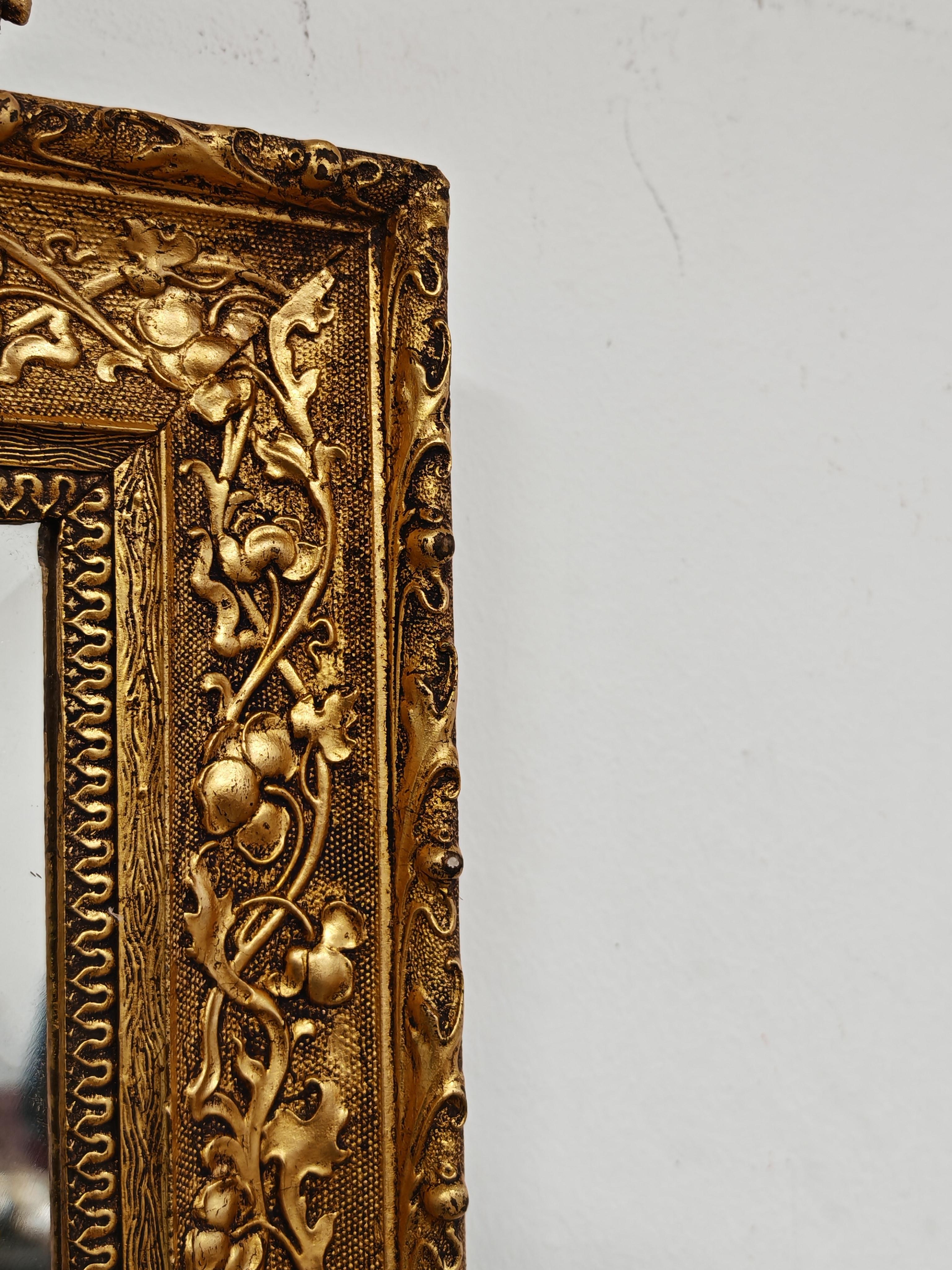 Antique Mirror dans un cadre en Wood doré avec des ornements floraux, France 19ème siècle en vente 1
