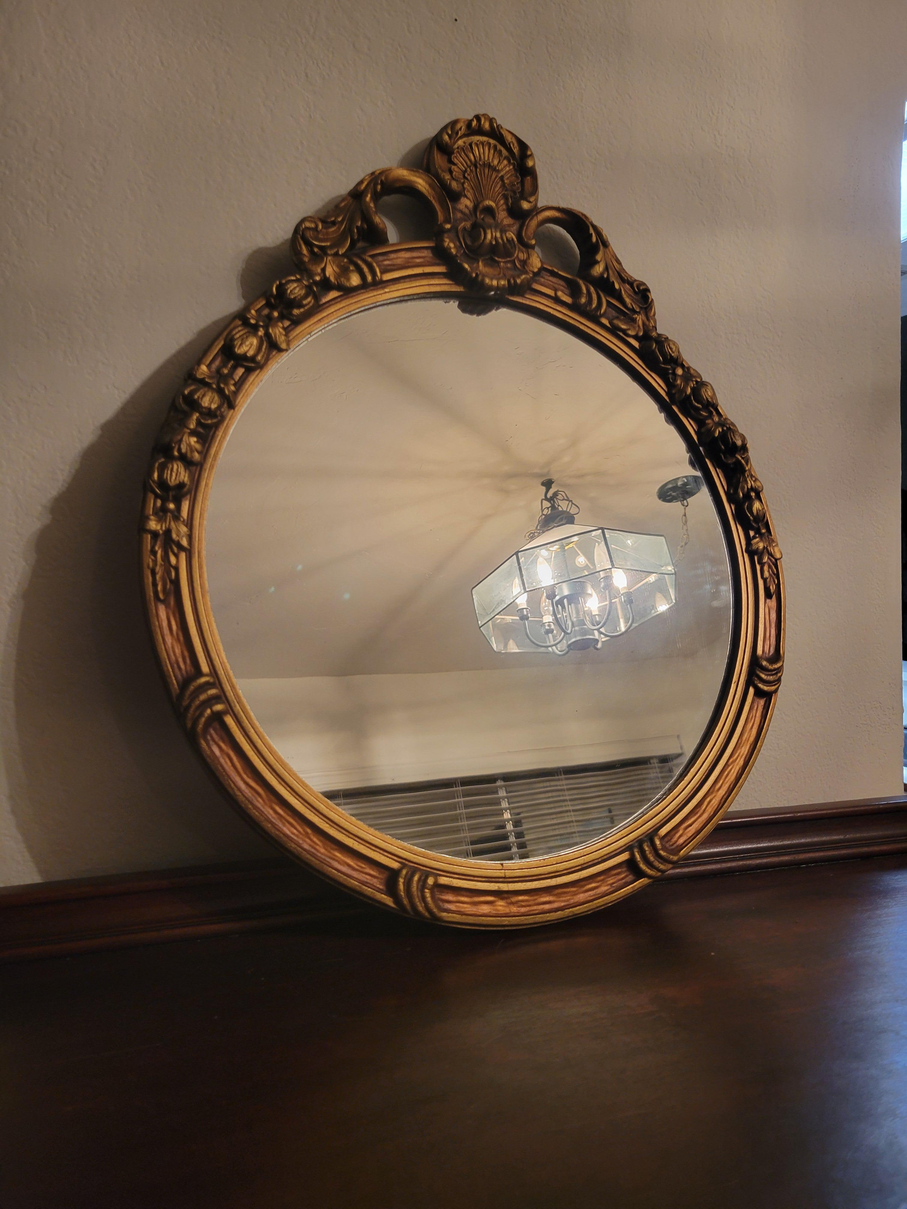 Antique Mirror in Hand-Carved Guilded Wooden Frame (Miroir antique dans un cadre en bois guildé sculpté à la main) en vente 5