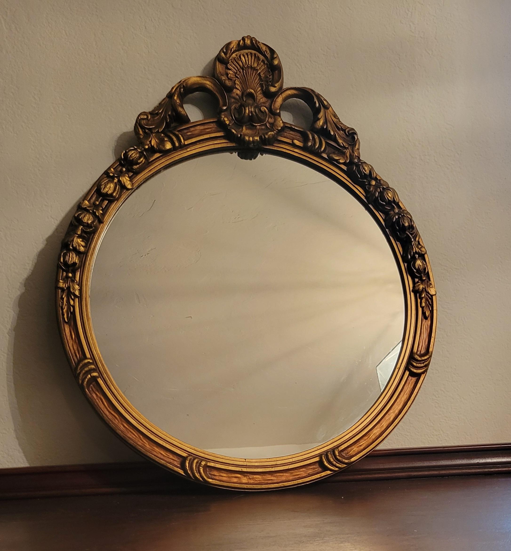 Antique Mirror in Hand-Carved Guilded Wooden Frame (Miroir antique dans un cadre en bois guildé sculpté à la main) en vente 7