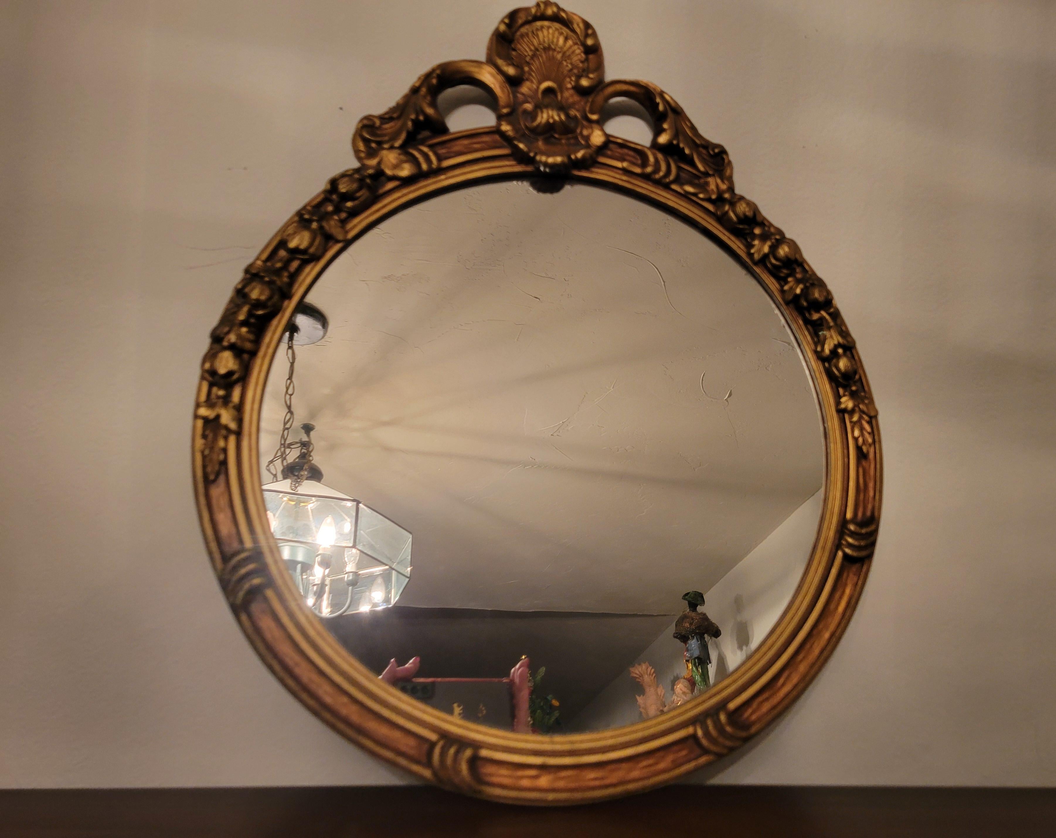 Miroir ancien dans un cadre en bois guildé sculpté à la main.  Le miroir avec le cadre mesure 18