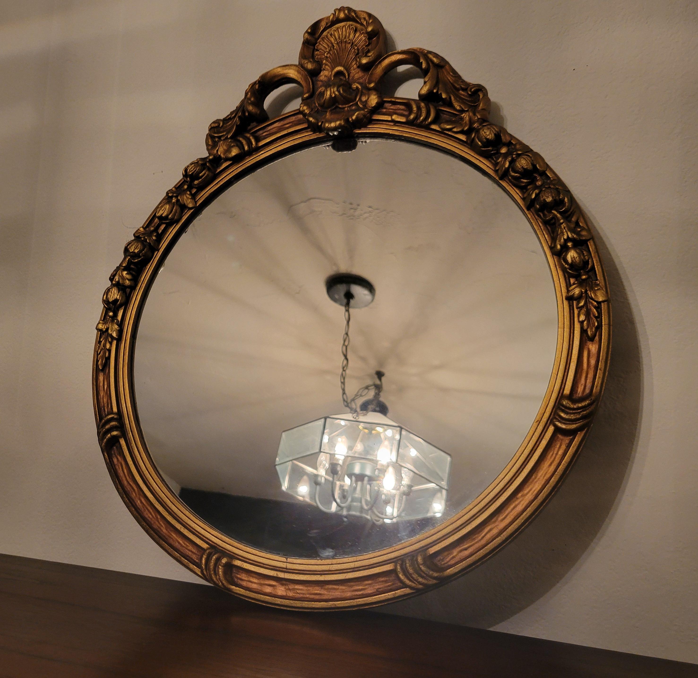 XIXe siècle Antique Mirror in Hand-Carved Guilded Wooden Frame (Miroir antique dans un cadre en bois guildé sculpté à la main) en vente