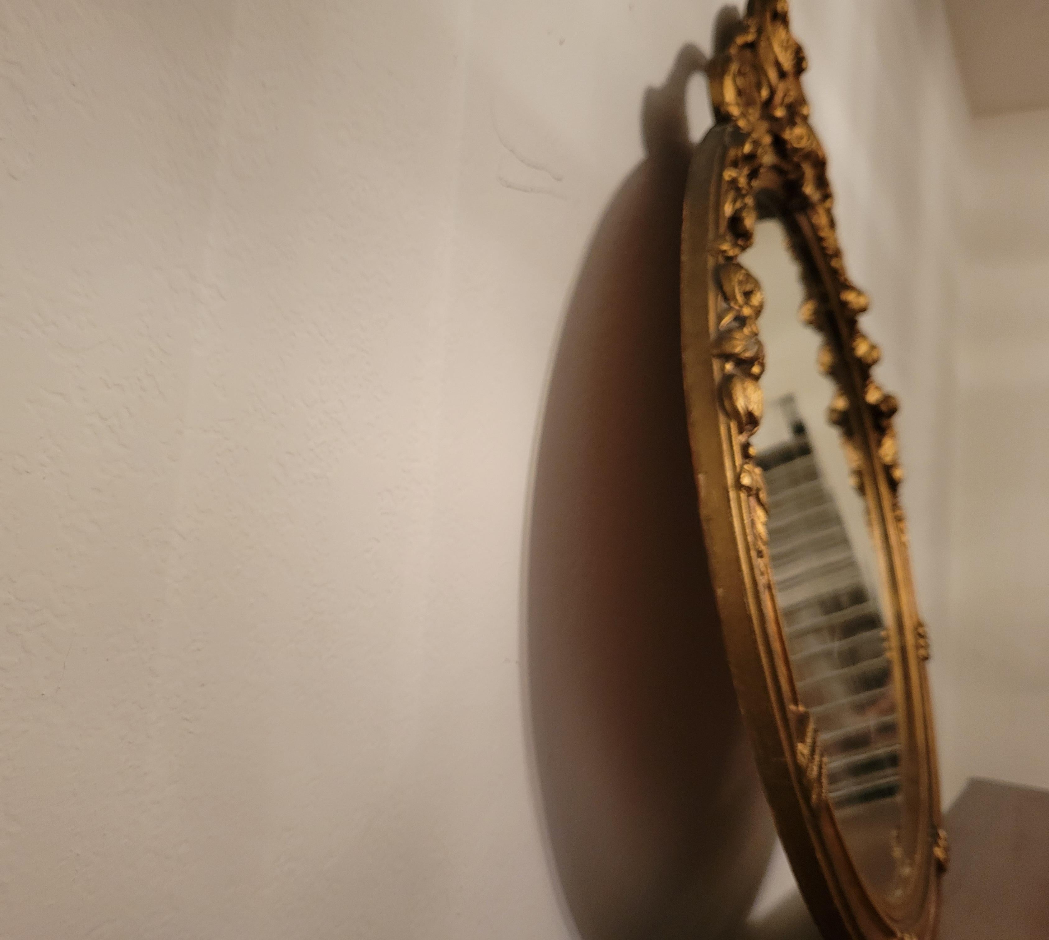 Bois Antique Mirror in Hand-Carved Guilded Wooden Frame (Miroir antique dans un cadre en bois guildé sculpté à la main) en vente