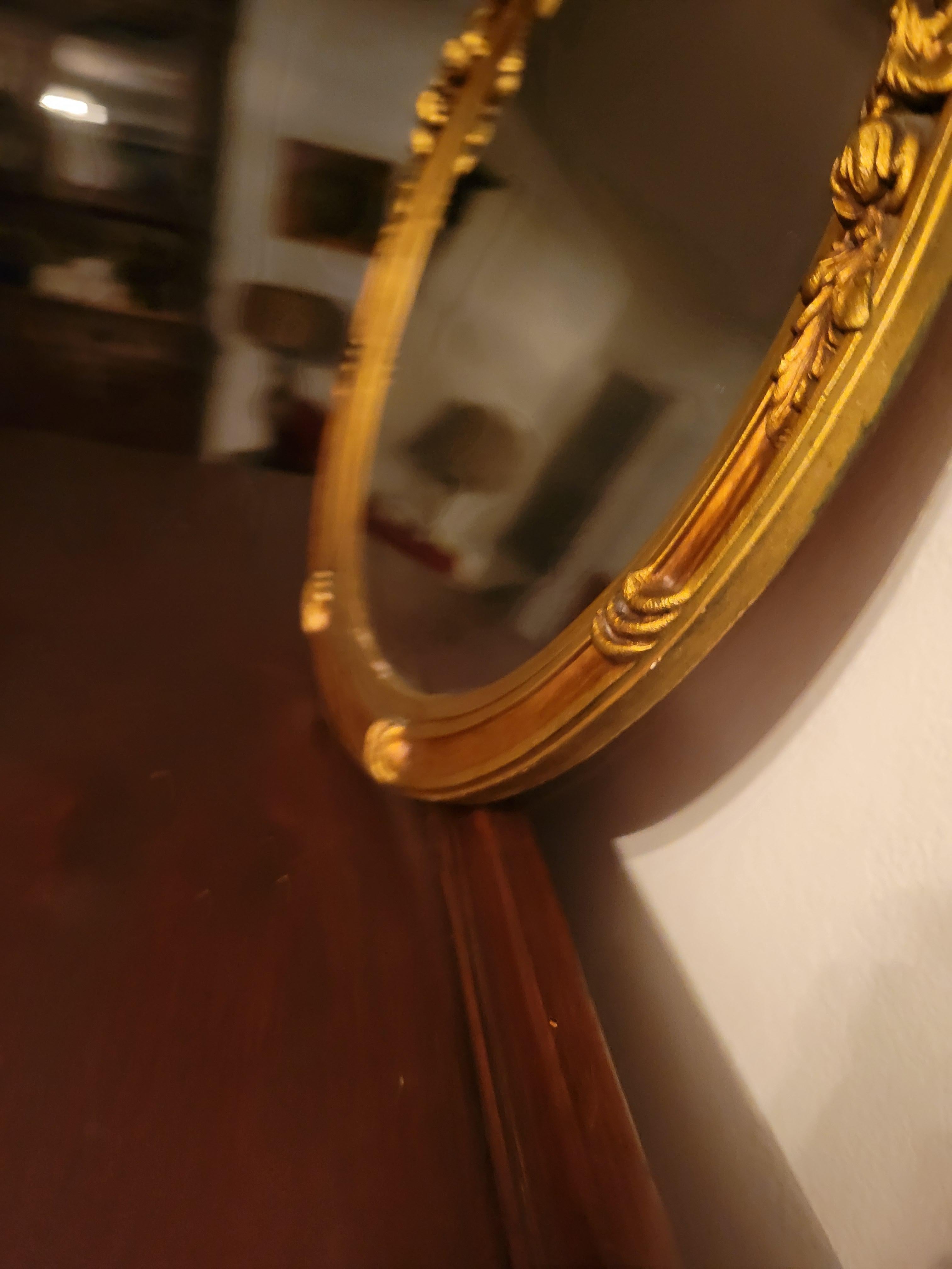 Antique Mirror in Hand-Carved Guilded Wooden Frame (Miroir antique dans un cadre en bois guildé sculpté à la main) en vente 3
