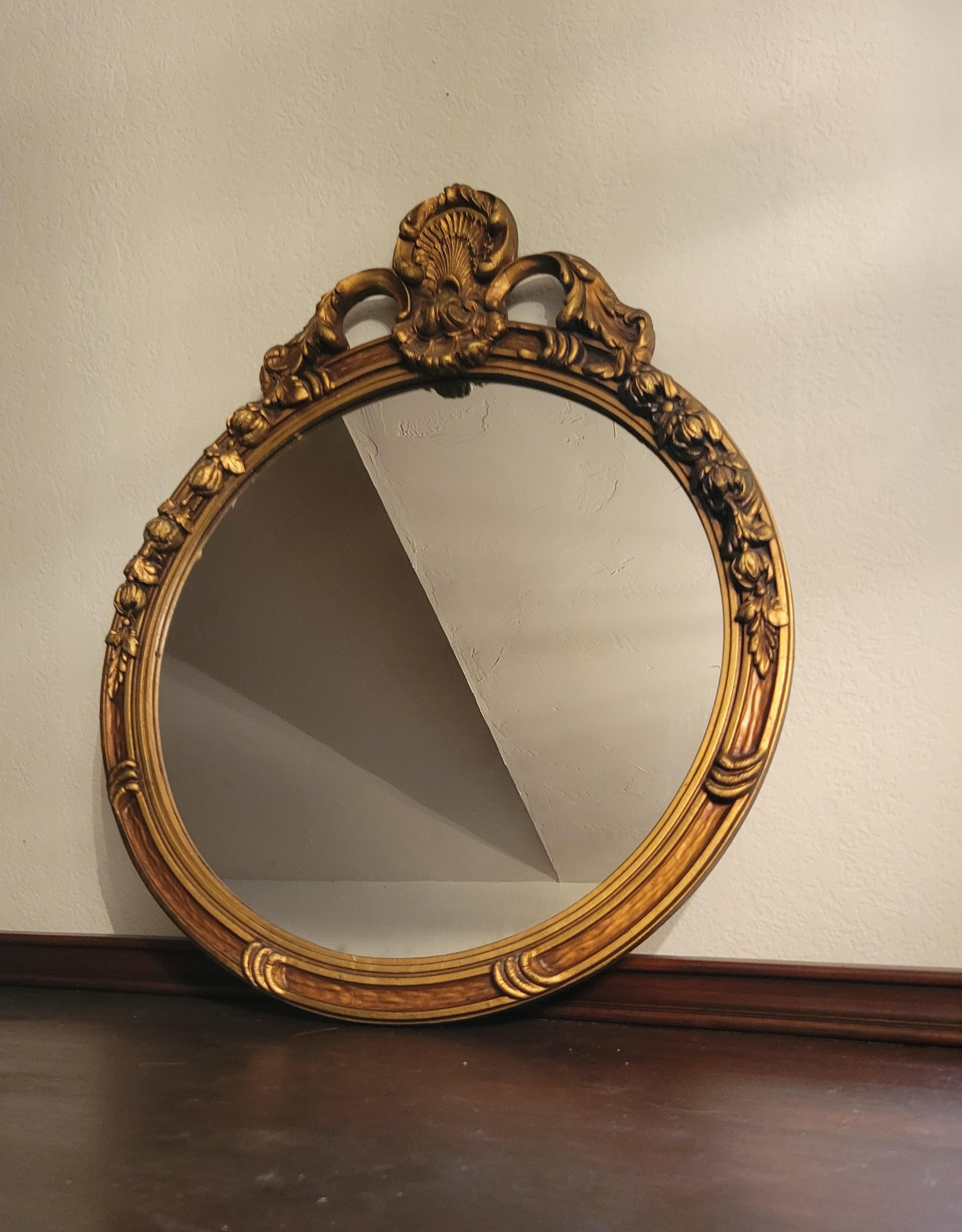 Antique Mirror in Hand-Carved Guilded Wooden Frame (Miroir antique dans un cadre en bois guildé sculpté à la main) en vente 4