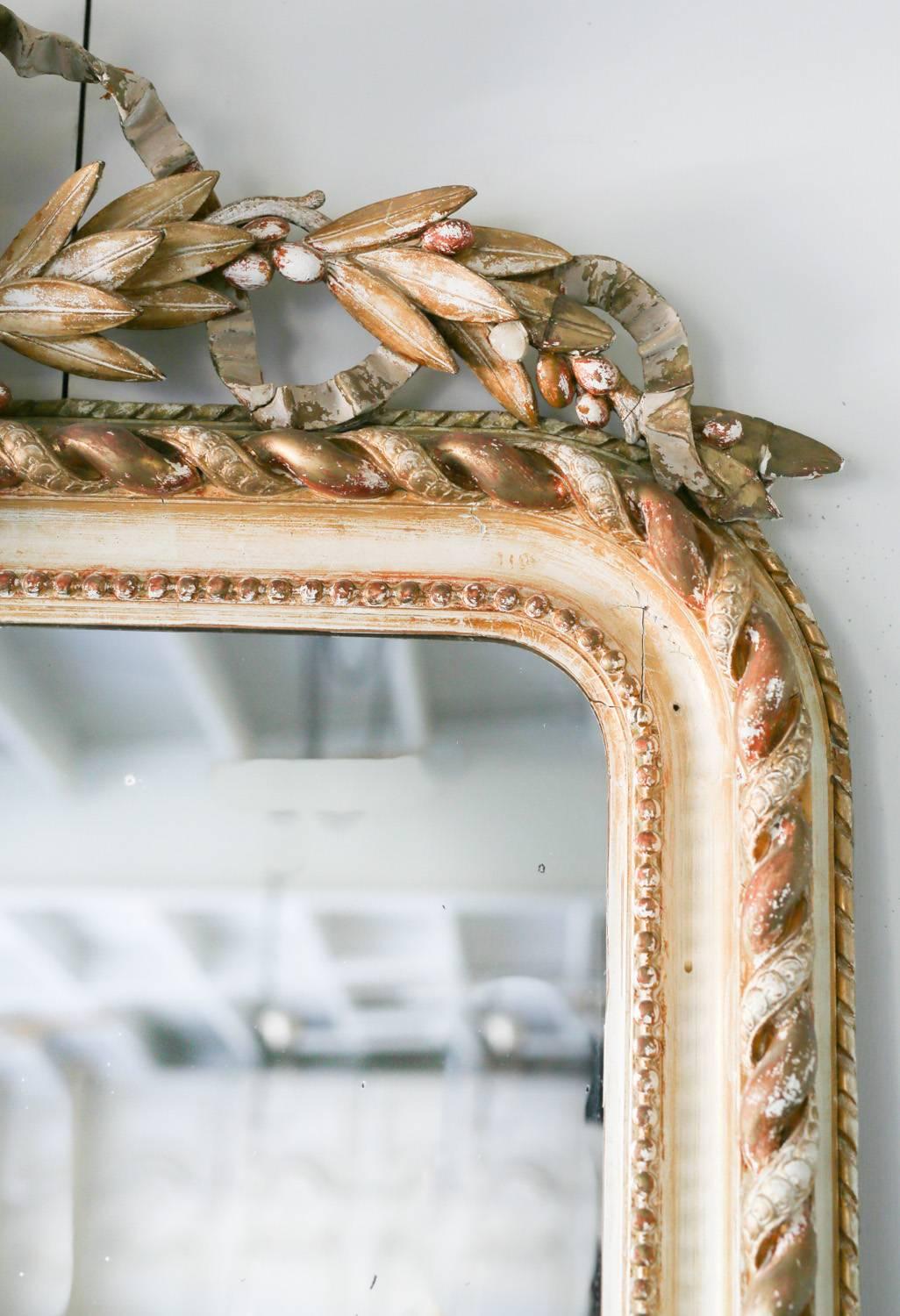 Antique Mirror in Light Gilt and Distressed White Finish In Good Condition For Sale In Los Angeles, CA