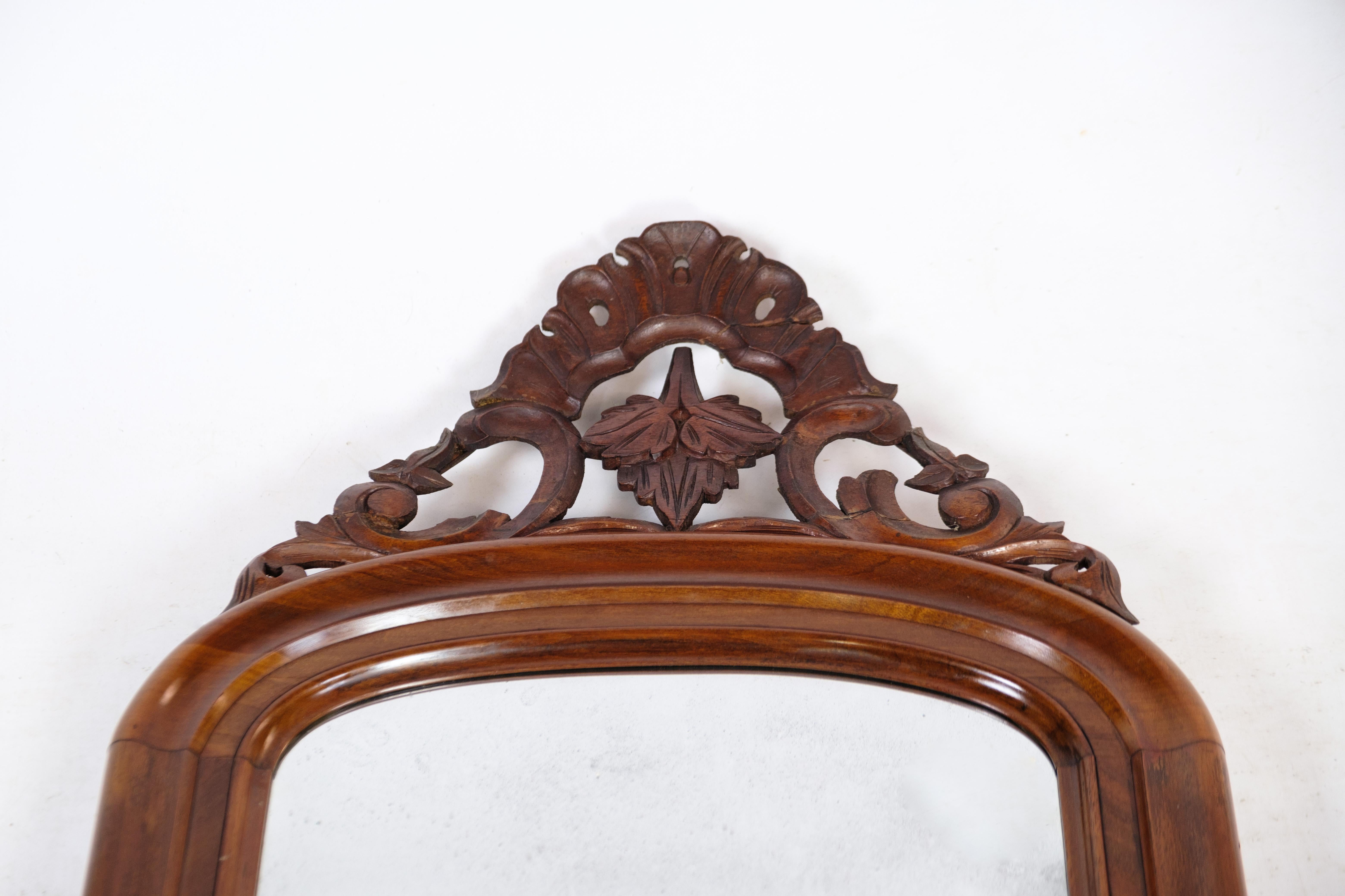 Antiker Spiegel aus Mahagoniholz, dekoriert mit Schnitzereien aus den 1860er Jahren im Angebot 1