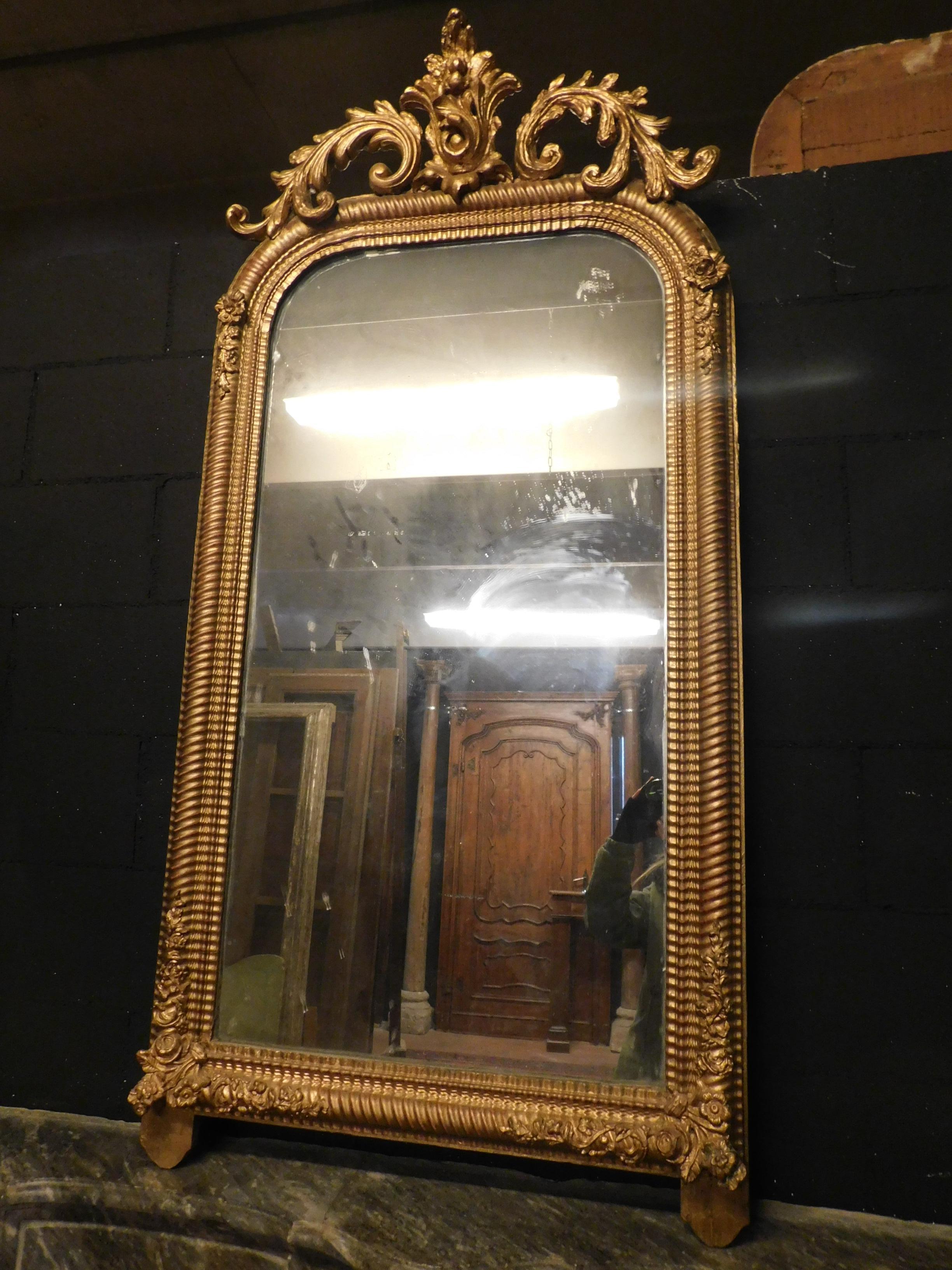Ancient mirror with carved and gilded rib, handmade with leaves and frames, with feet typical of the mirrors that went over the fireplaces or important chest of drawers furniture, from the 19th century from Italy
maximum size: cm 150 H x 75 W.