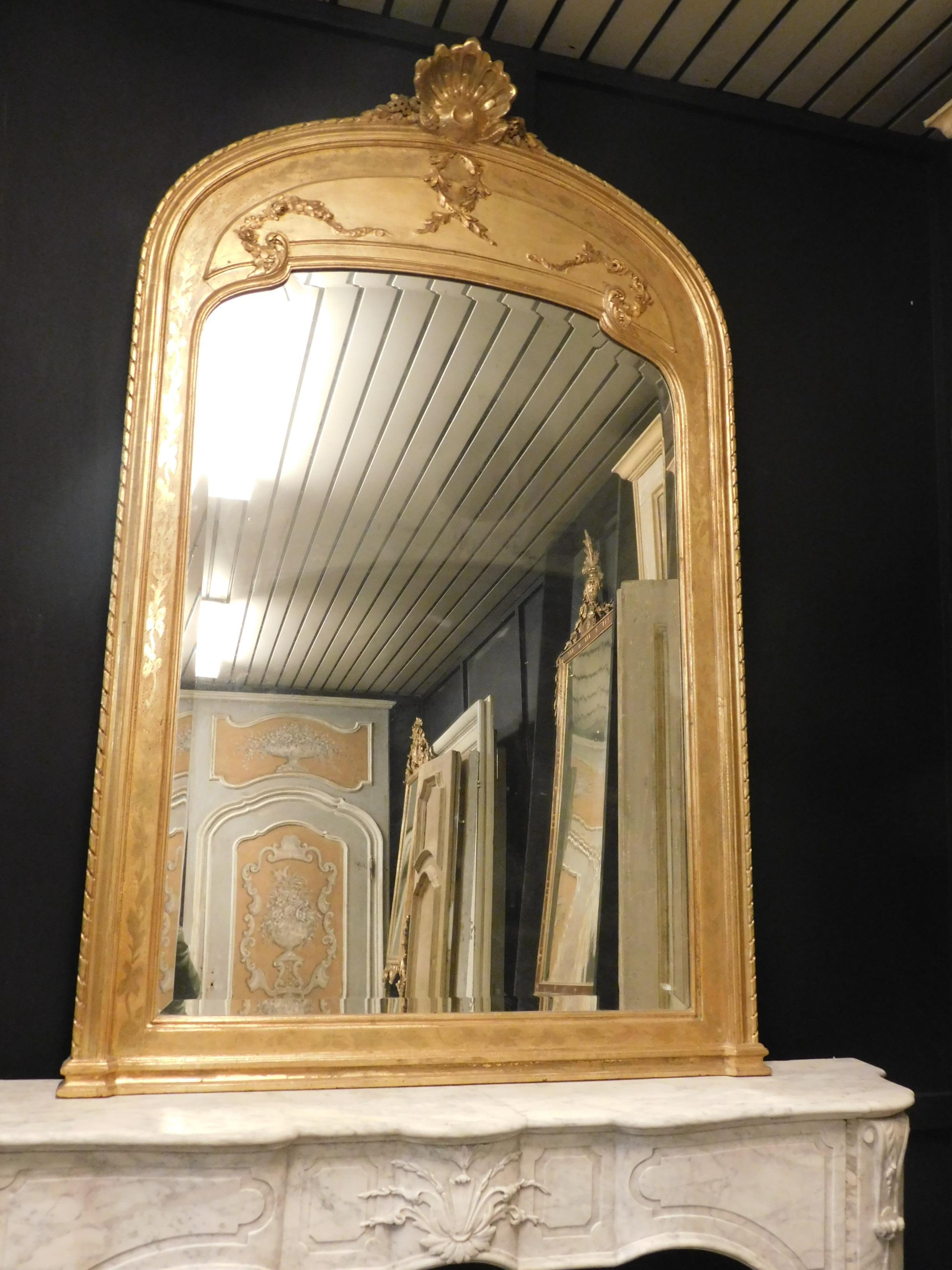 Miroir ancien avec cadre doré, grande lunette décorée, époque première moitié du 19ème siècle, provenant d'une maison en Italie, était à l'origine placé au-dessus d'une cheminée, mais il peut également être placé dans un grand hall d'entrée ou dans