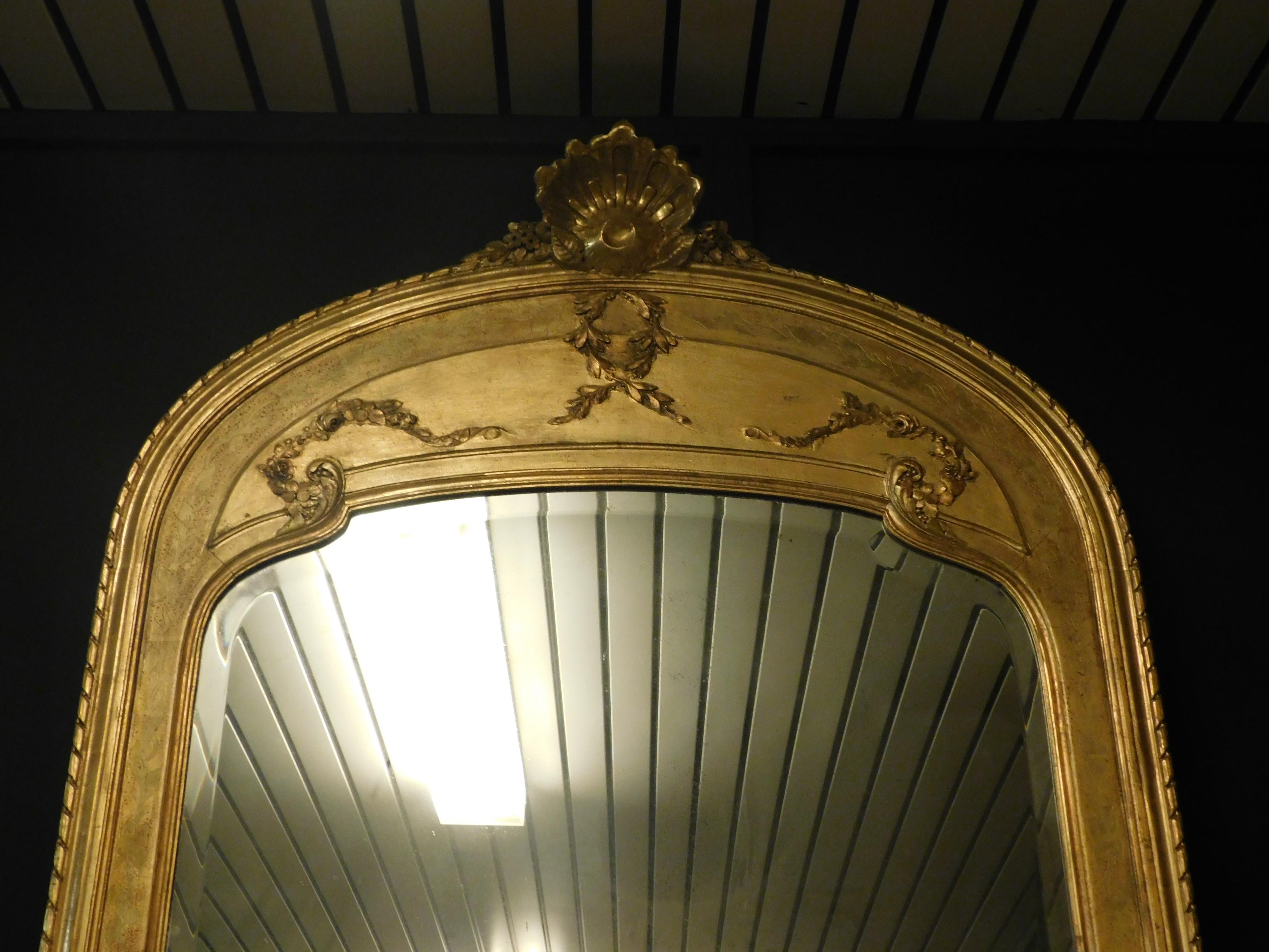 Antique Mirror avec cadre doré, grande lunette Decorée, 19ème siècle Italie Bon état - En vente à Cuneo, Italy (CN)