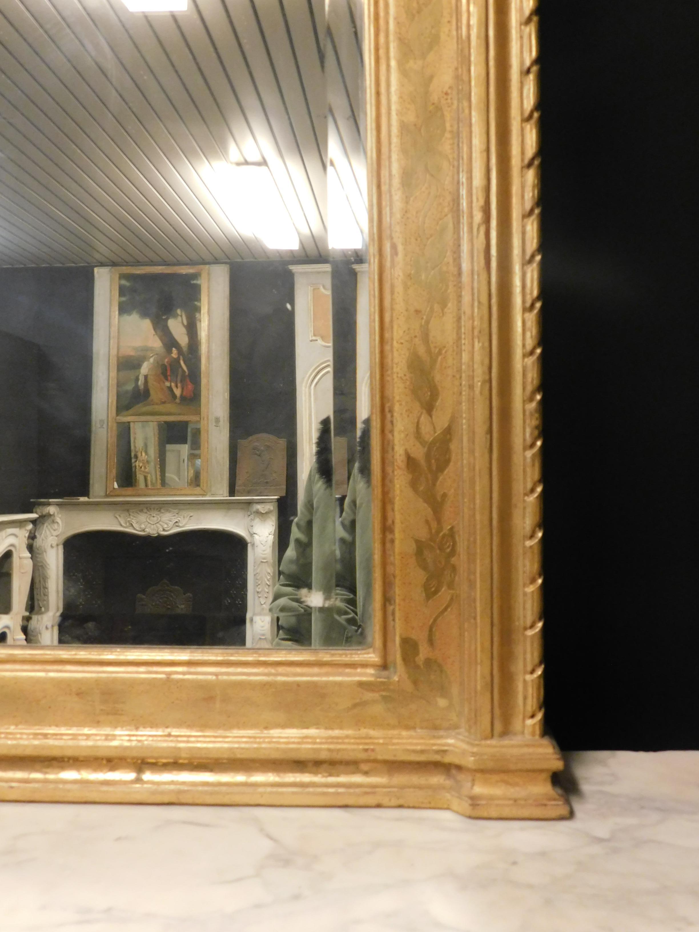 Bois Antique Mirror avec cadre doré, grande lunette Decorée, 19ème siècle Italie en vente