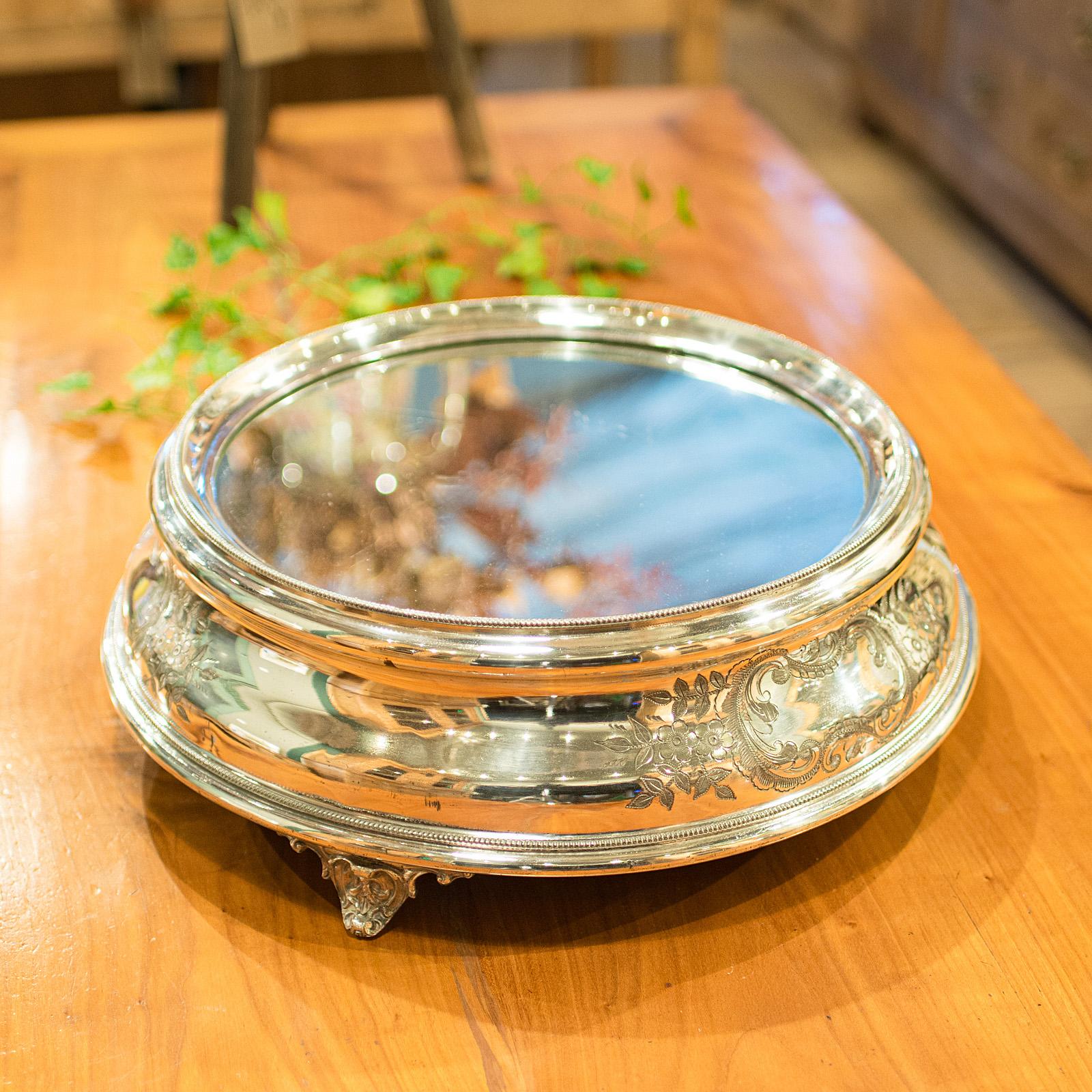 Se trata de un expositor de tartas antiguo con espejo. Soporte de presentación inglés, plateado, para tiendas o bodas, de la época eduardiana, hacia 1910.

Delicioso brillo para este expositor de generosas dimensiones
Presenta una deseable pátina