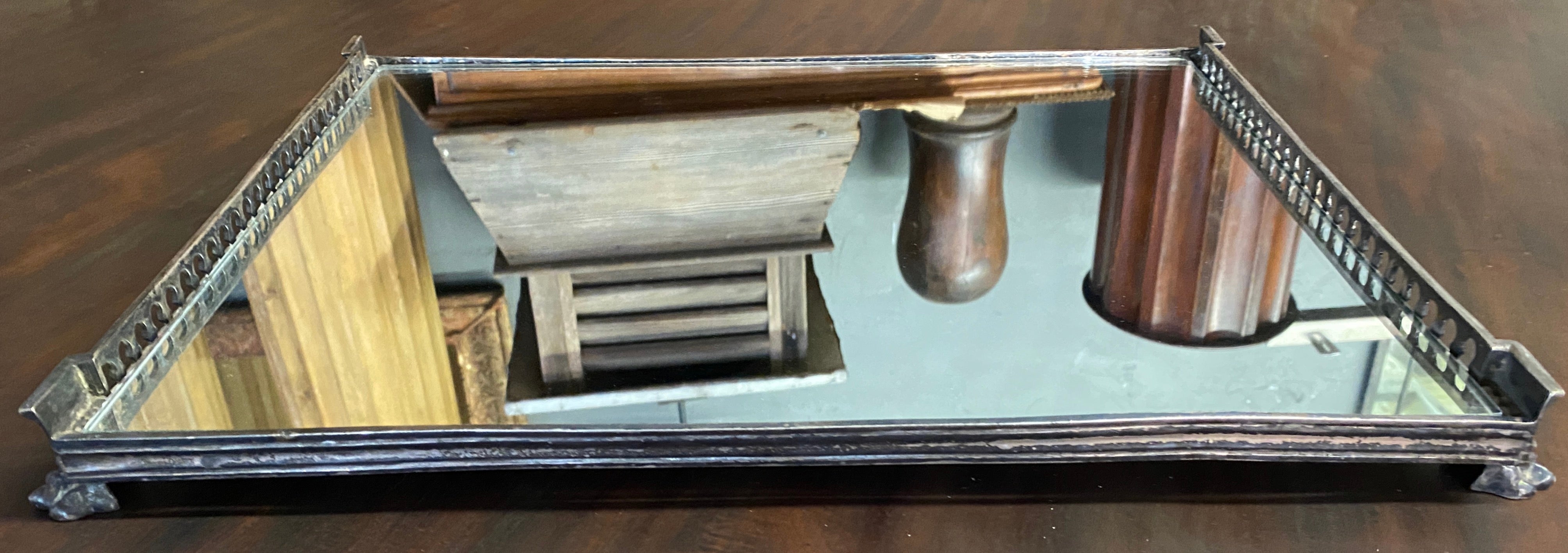 Plateau de service ancien en métal argenté avec miroir en vente 2