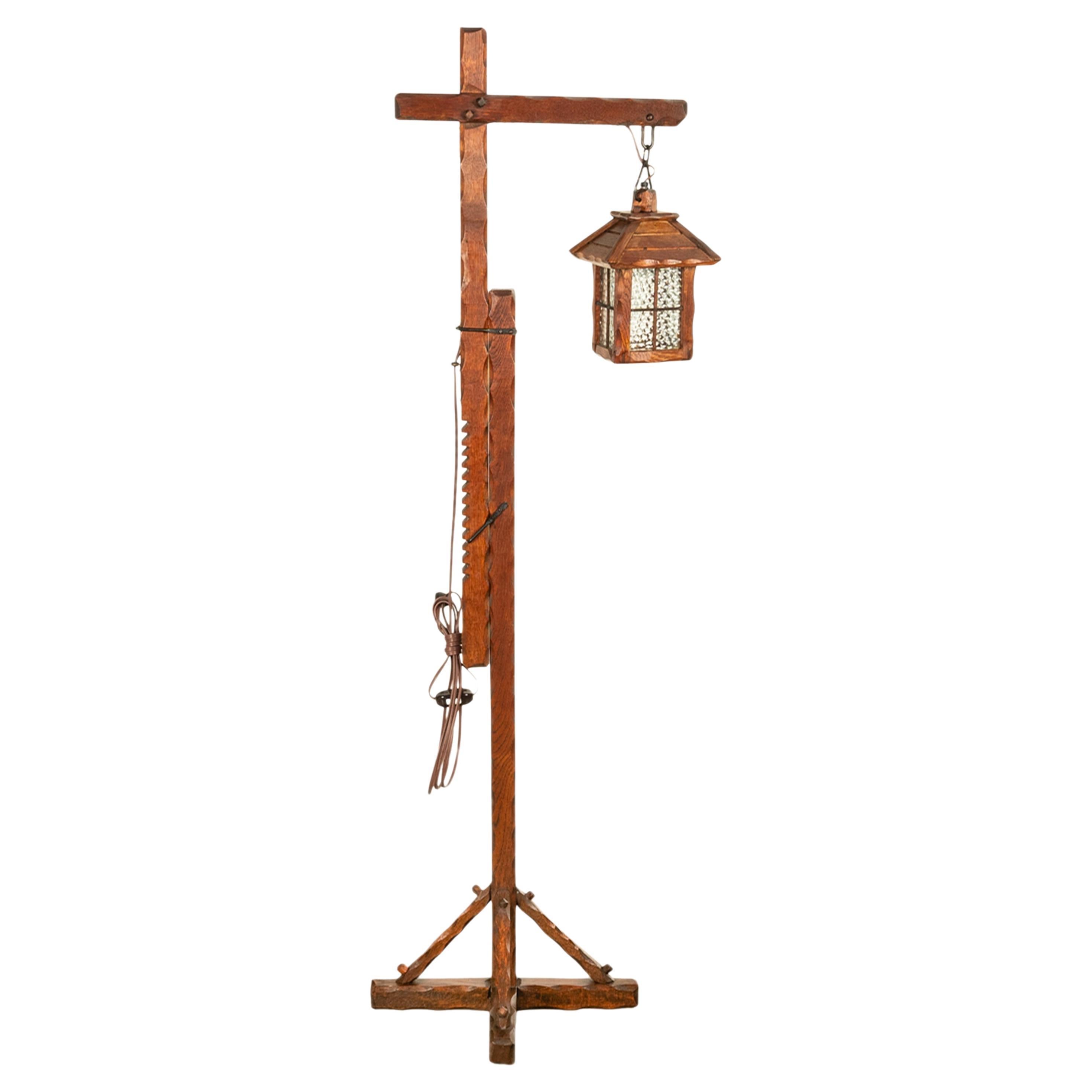 Eine gute antike Mission Arts & Crafts verstellbare Eiche Stehlampe, um 1930.
Die Stehlampe ist aus geschnitzter Eiche gefertigt und kann durch Ausfahren oder Absenken der Lampe, die mit Eisenstützen gehalten wird, verstellt werden. Der Sockel trägt