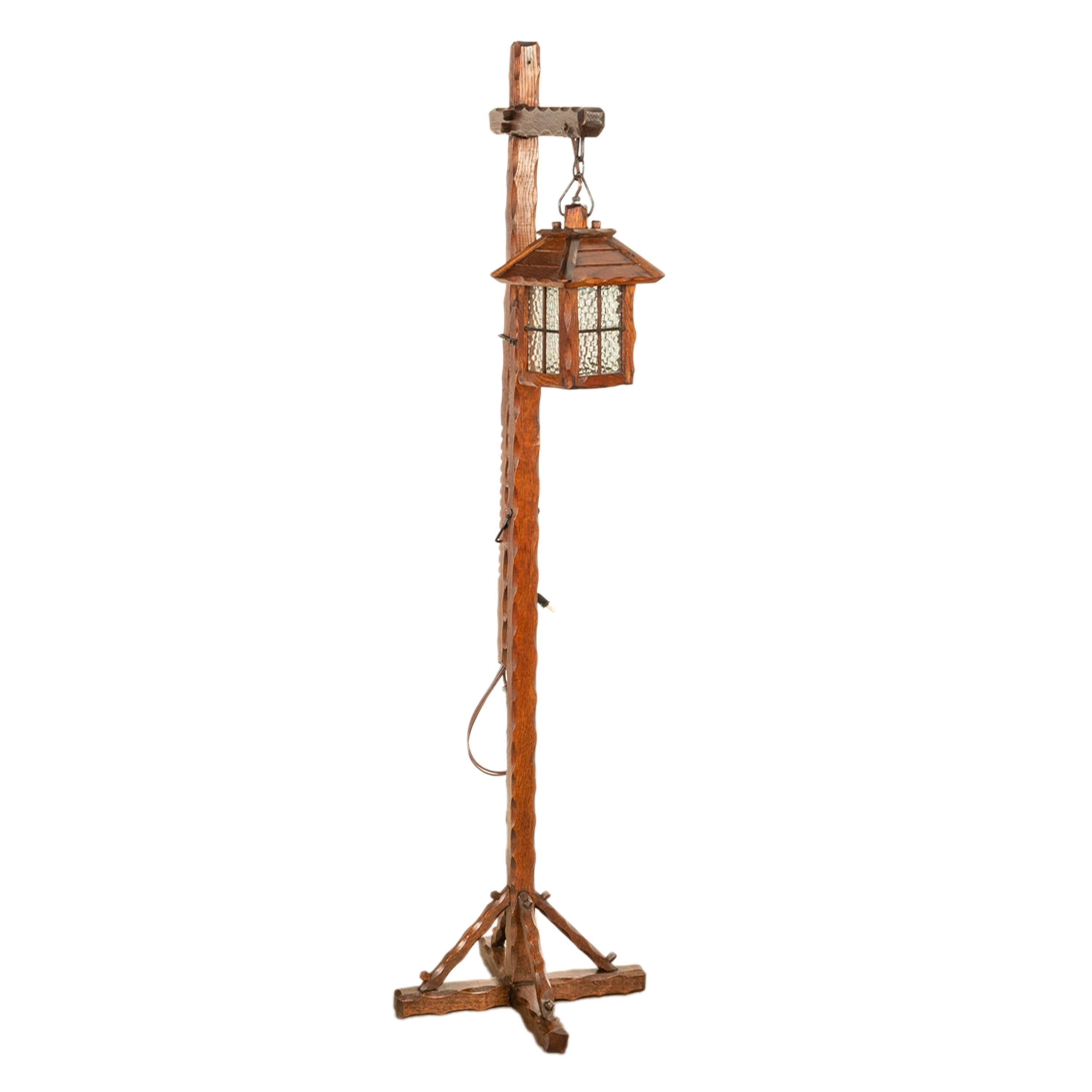 Antike Mission Arts-Crafts geschnitzte Eiche Verstellbare Stehlampe Glas Laterne 1920 (amerikanisch)