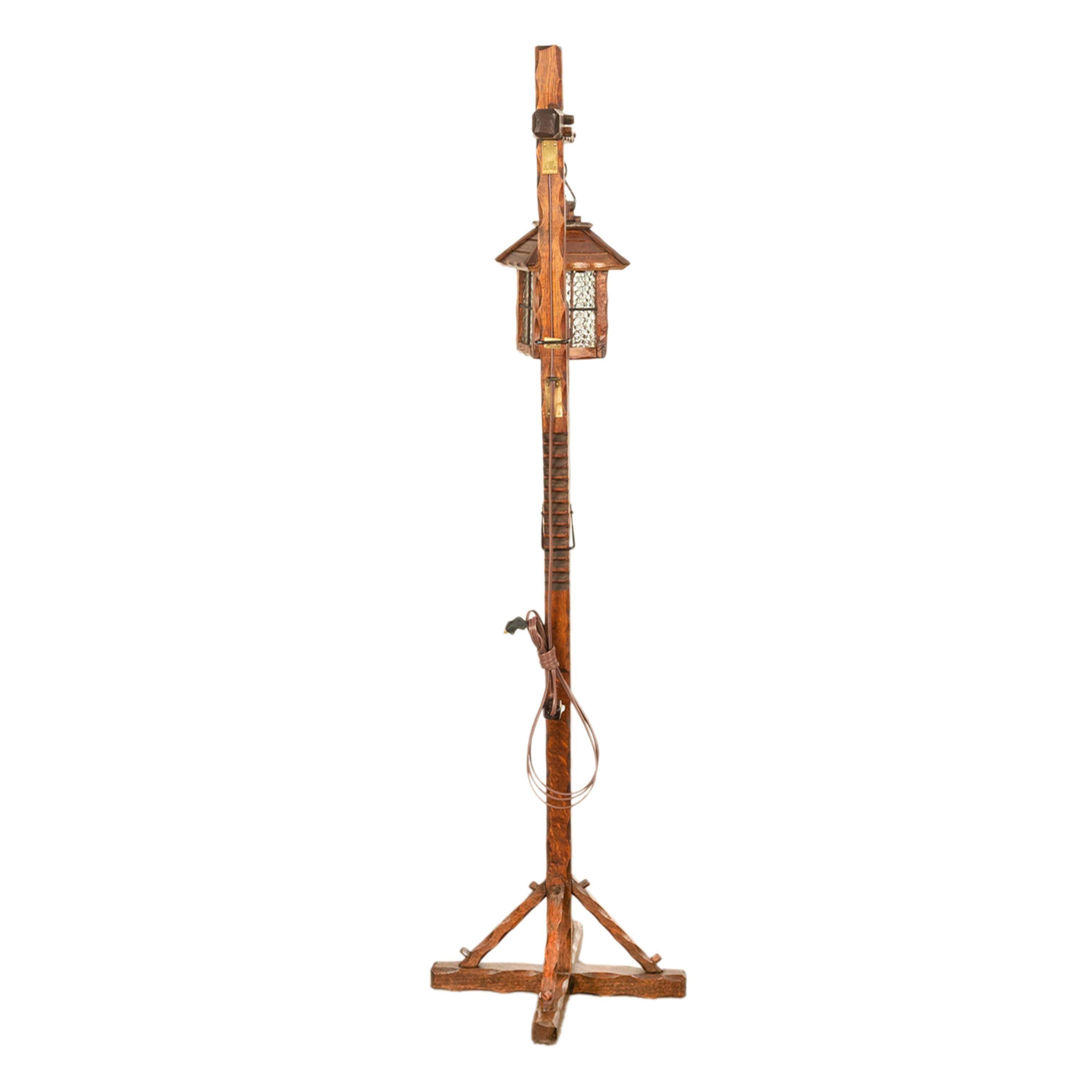 Antike Mission Arts-Crafts geschnitzte Eiche Verstellbare Stehlampe Glas Laterne 1920 (Geschnitzt)