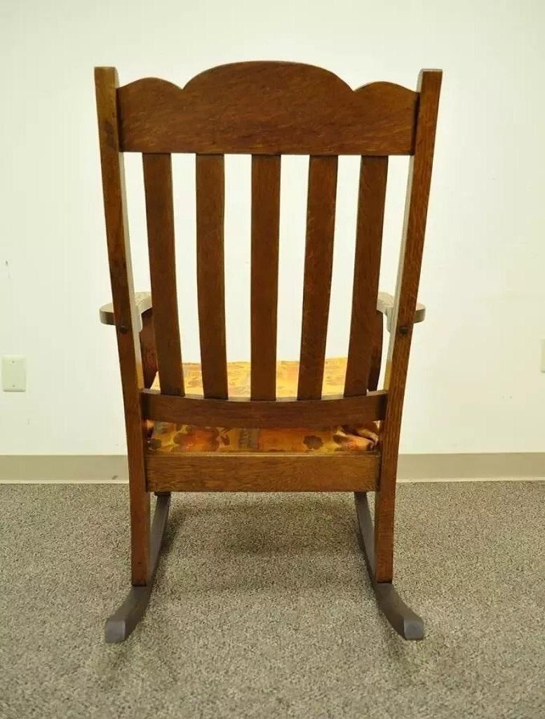 Antique Mission Arts & Crafts Carved Solid Oak Rocking Lounge Chair Rocker vtg en vente 4