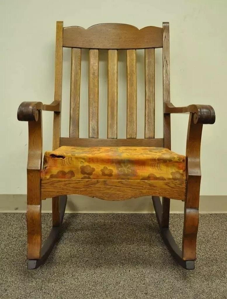 Antique Mission Arts & Crafts Carved Solid Oak Rocking Lounge Chair Rocker vtg. L'article présenté est un charmant fauteuil à bascule vintage en chêne massif. La chaise est légèrement sculptée avec des accoudoirs à volutes, un dossier à lattes et