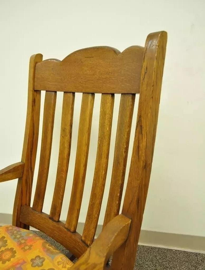 Arts and Crafts Antique Mission Arts & Crafts Carved Solid Oak Rocking Lounge Chair Rocker vtg en vente