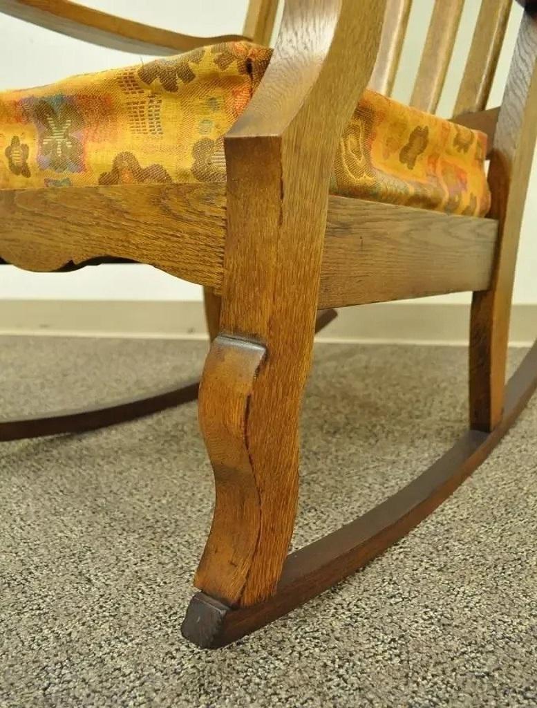 Antique Mission Arts & Crafts Carved Solid Oak Rocking Lounge Chair Rocker vtg Bon état - En vente à Philadelphia, PA