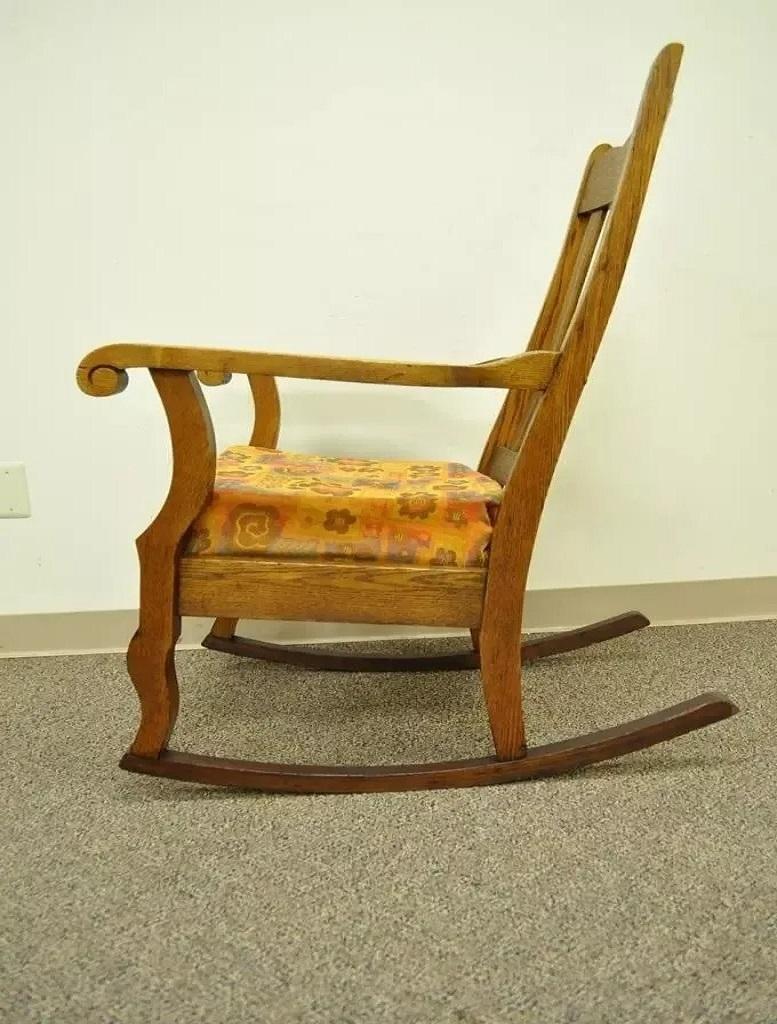 20ième siècle Antique Mission Arts & Crafts Carved Solid Oak Rocking Lounge Chair Rocker vtg en vente